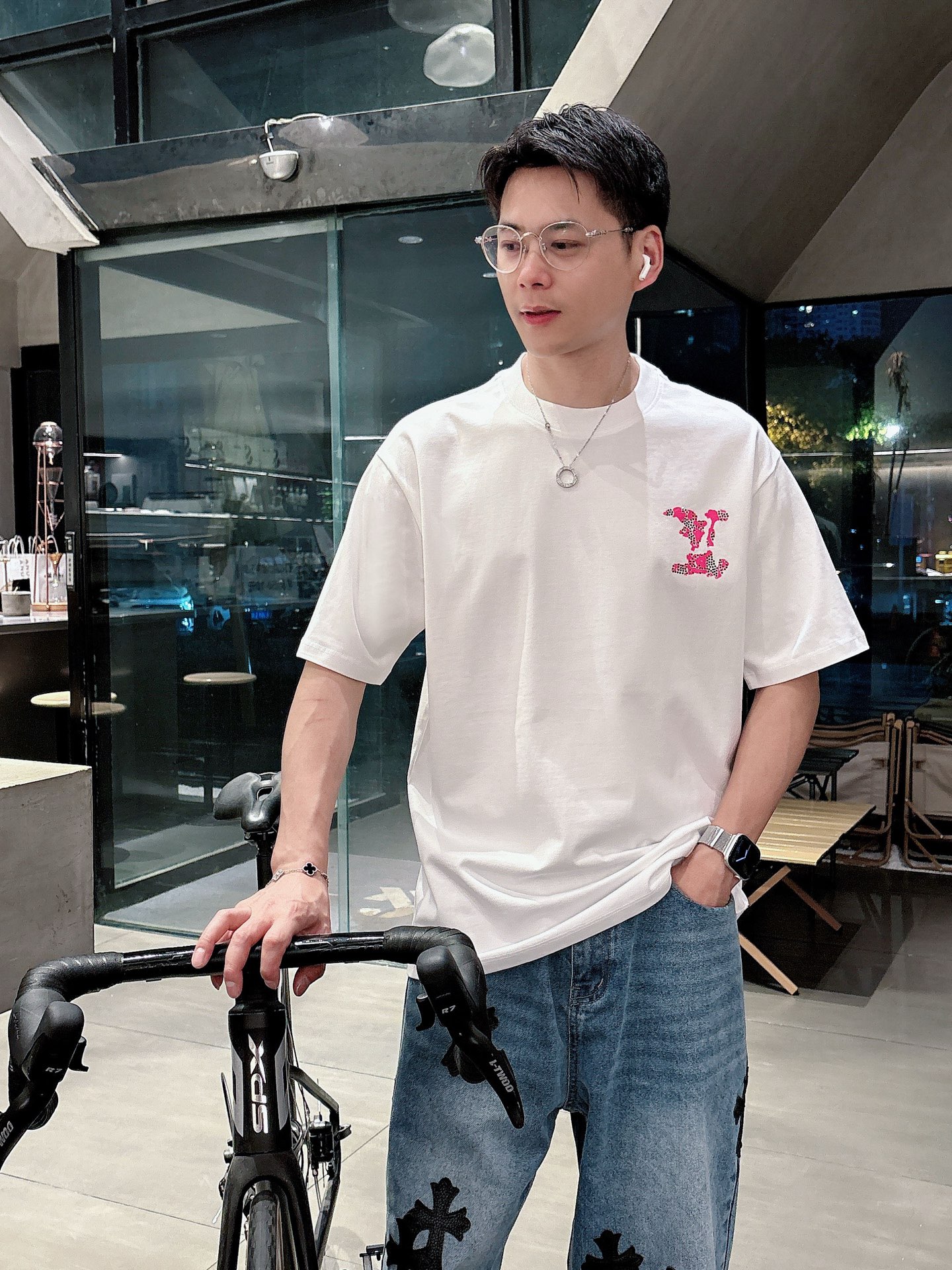    LV  三标齐全。 2025夏季新款最新品短袖T恤，专柜同步有售，原单狠货，时尚进口原版科技面料，