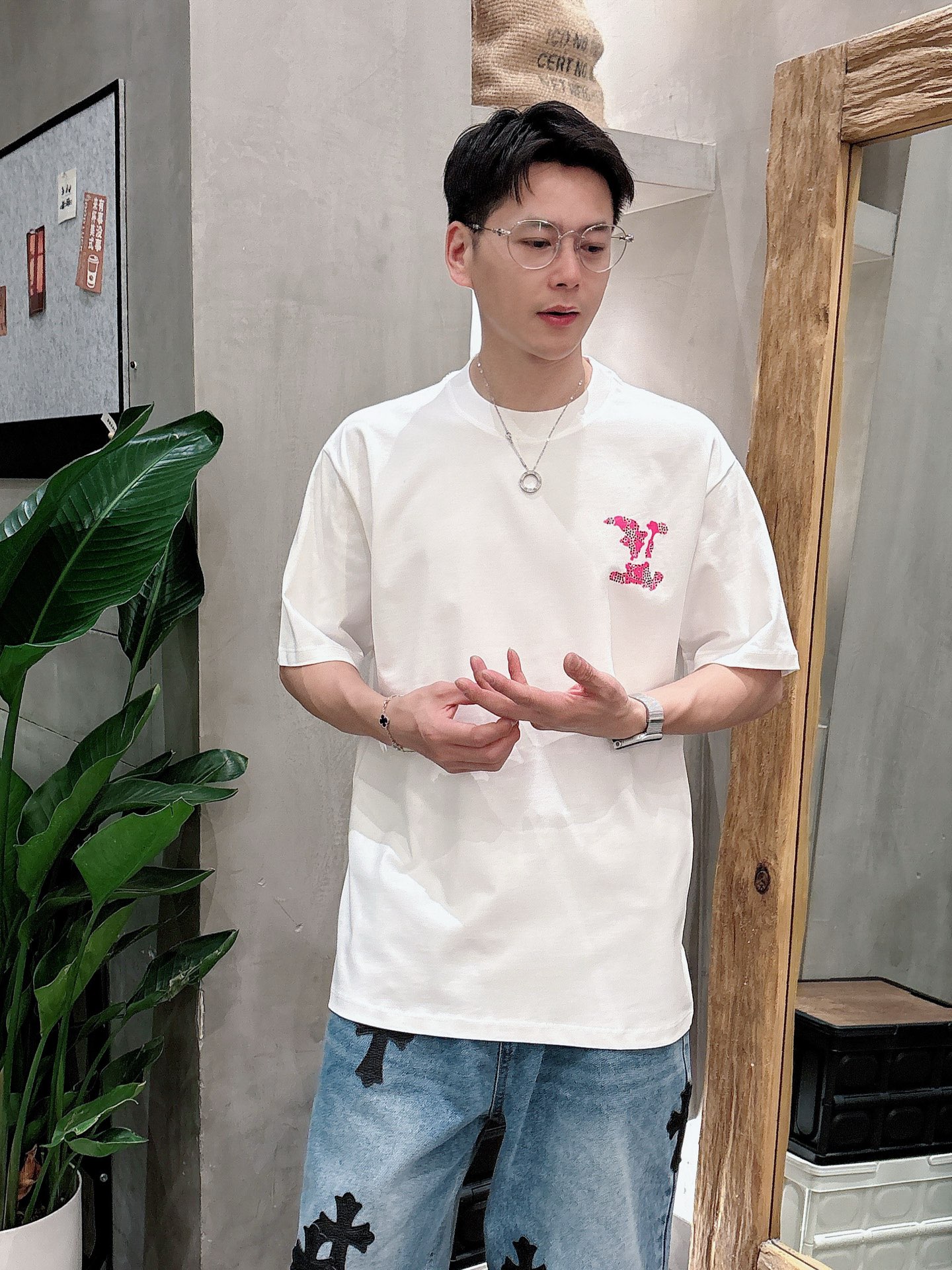    LV  三标齐全。 2025夏季新款最新品短袖T恤，专柜同步有售，原单狠货，时尚进口原版科技面料，