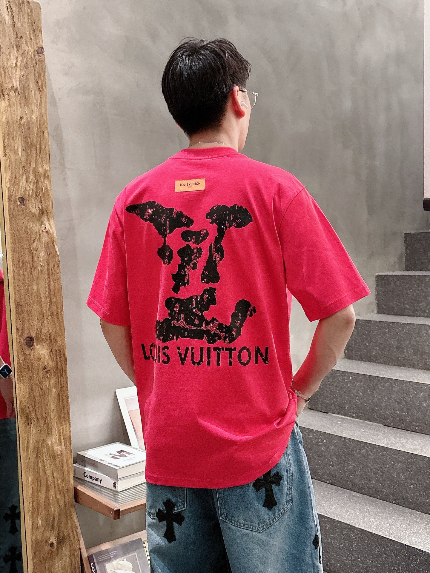    LV  三标齐全。 2025夏季新款最新品短袖T恤，专柜同步有售，原单狠货，时尚进口原版科技面料，
