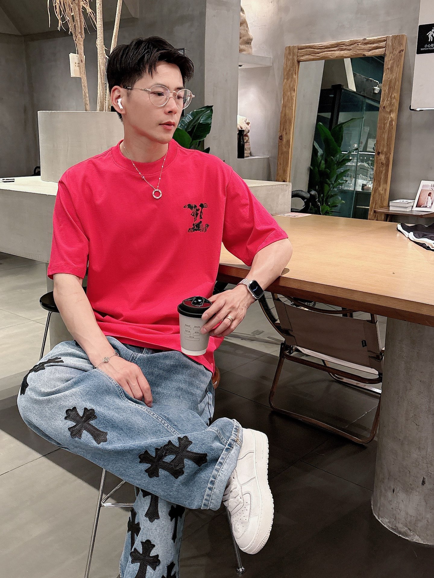    LV  三标齐全。 2025夏季新款最新品短袖T恤，专柜同步有售，原单狠货，时尚进口原版科技面料，