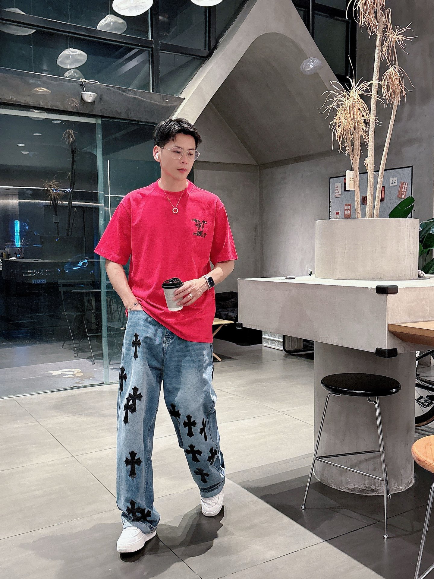    LV  三标齐全。 2025夏季新款最新品短袖T恤，专柜同步有售，原单狠货，时尚进口原版科技面料，