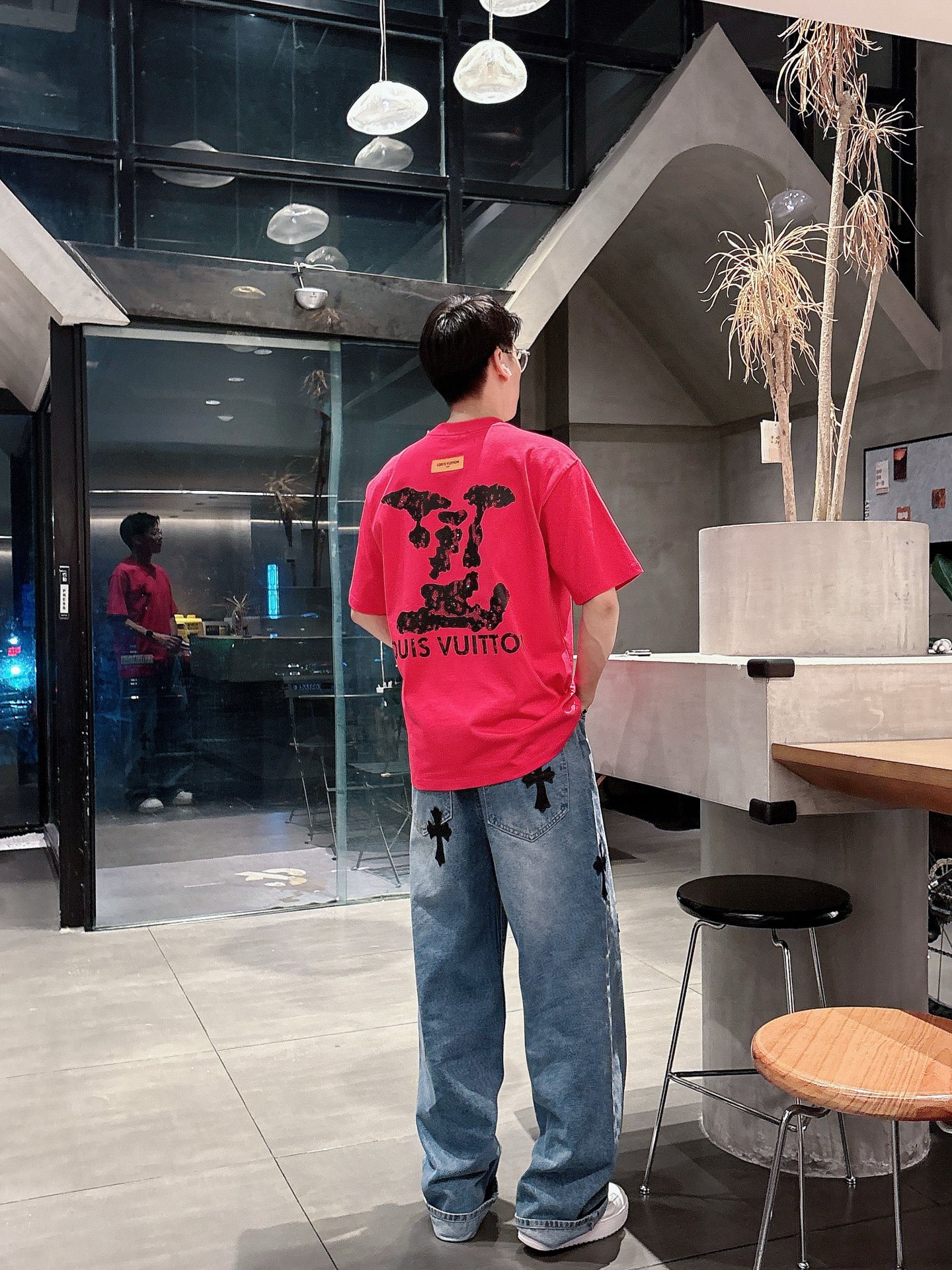    LV  三标齐全。 2025夏季新款最新品短袖T恤，专柜同步有售，原单狠货，时尚进口原版科技面料，