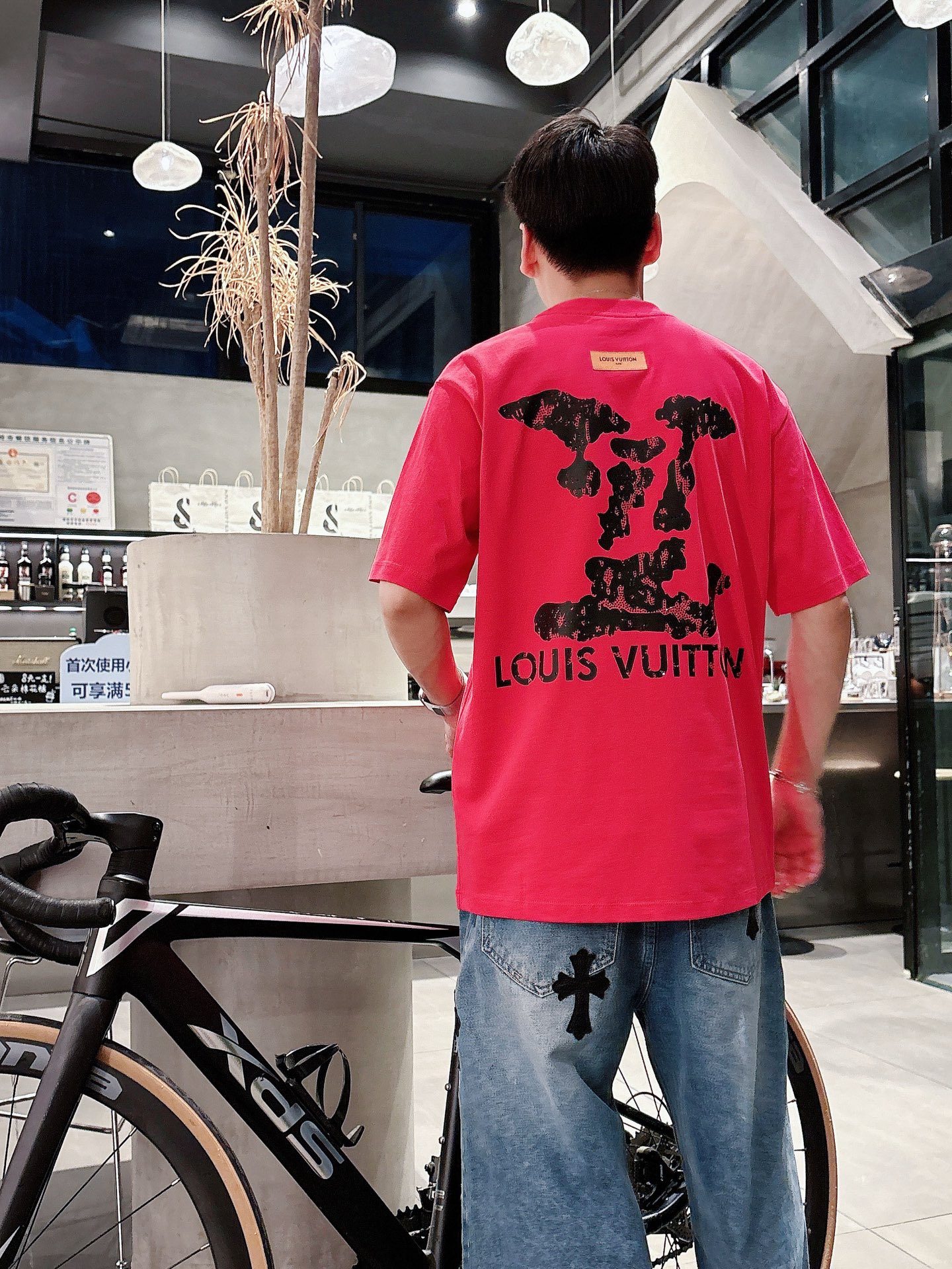    LV  三标齐全。 2025夏季新款最新品短袖T恤，专柜同步有售，原单狠货，时尚进口原版科技面料，