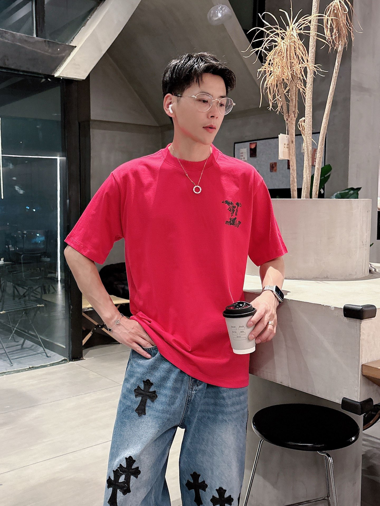    LV  三标齐全。 2025夏季新款最新品短袖T恤，专柜同步有售，原单狠货，时尚进口原版科技面料，
