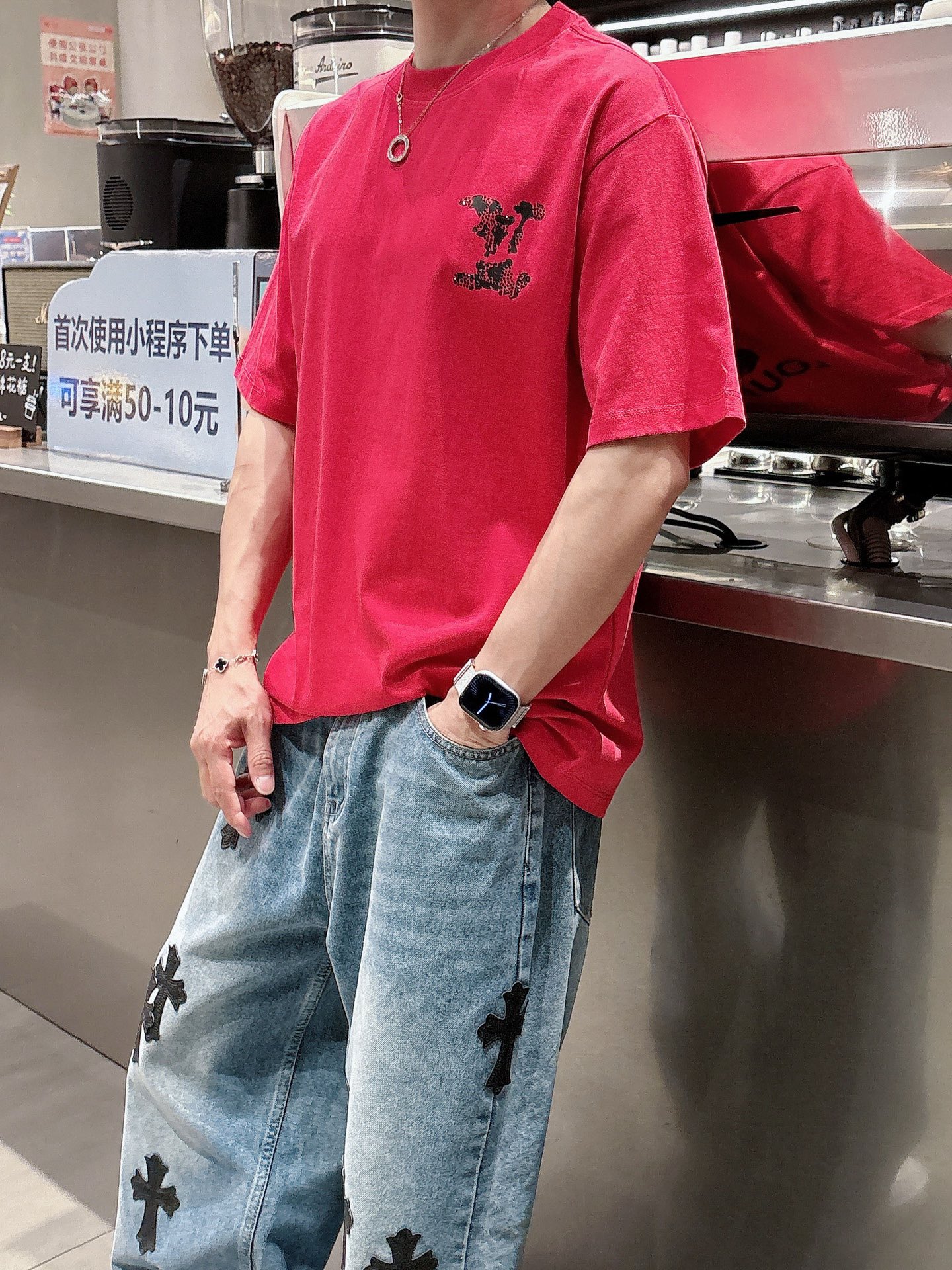    LV  三标齐全。 2025夏季新款最新品短袖T恤，专柜同步有售，原单狠货，时尚进口原版科技面料，