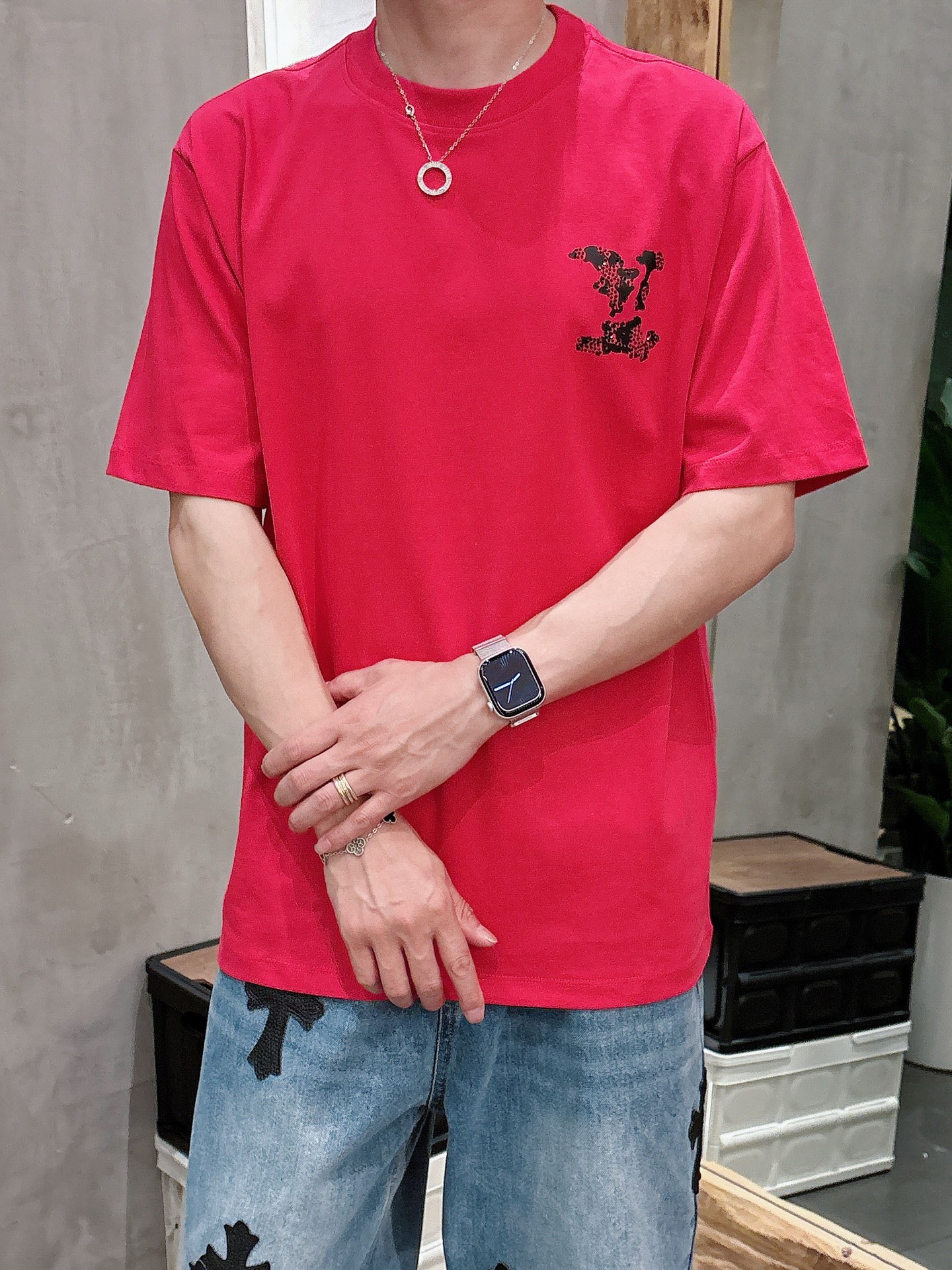    LV  三标齐全。 2025夏季新款最新品短袖T恤，专柜同步有售，原单狠货，时尚进口原版科技面料，
