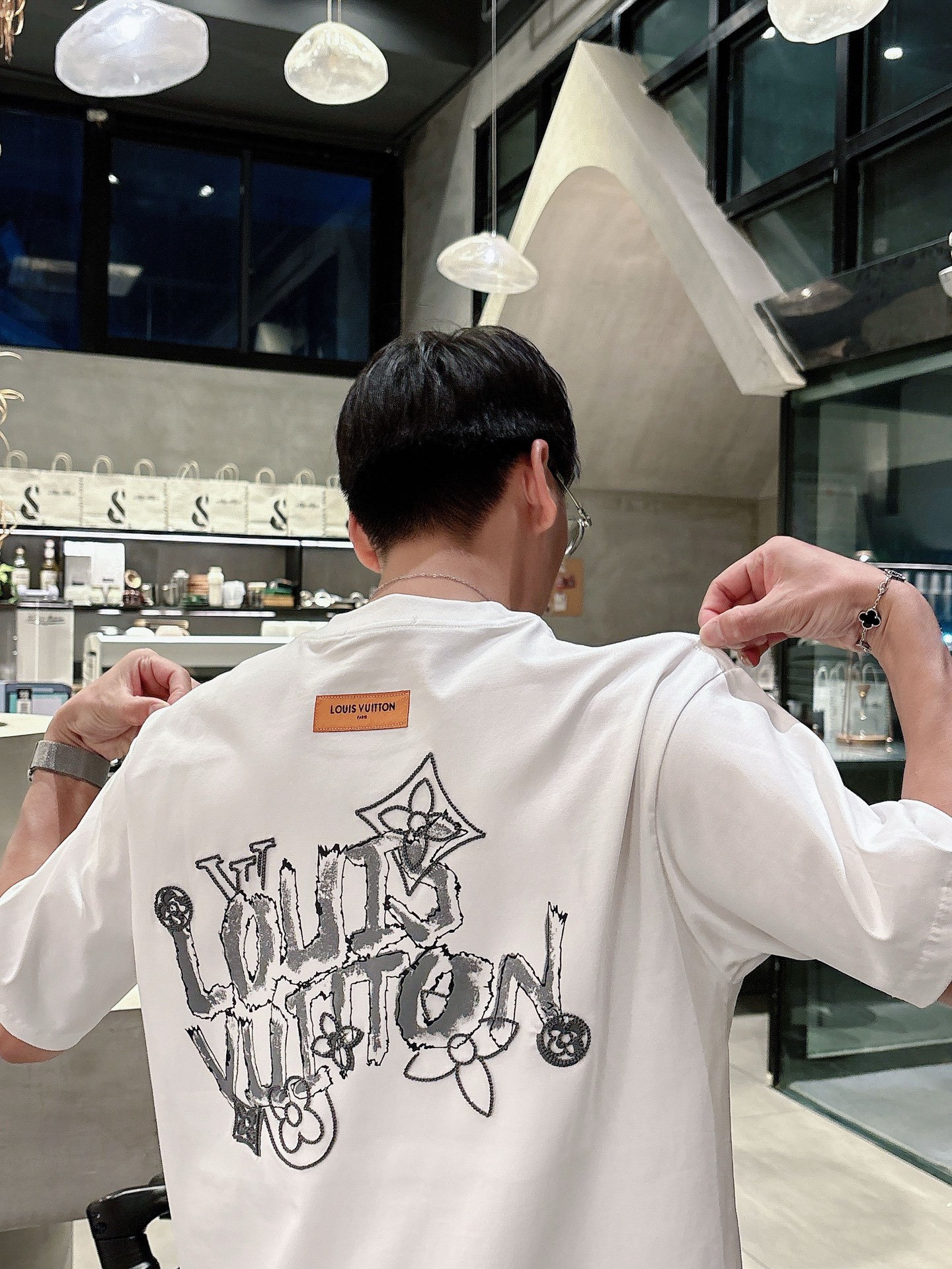    LV  三标齐全。 2025夏季新款最新品短袖T恤，专柜同步有售，原单狠货，时尚进口原版科技面料，