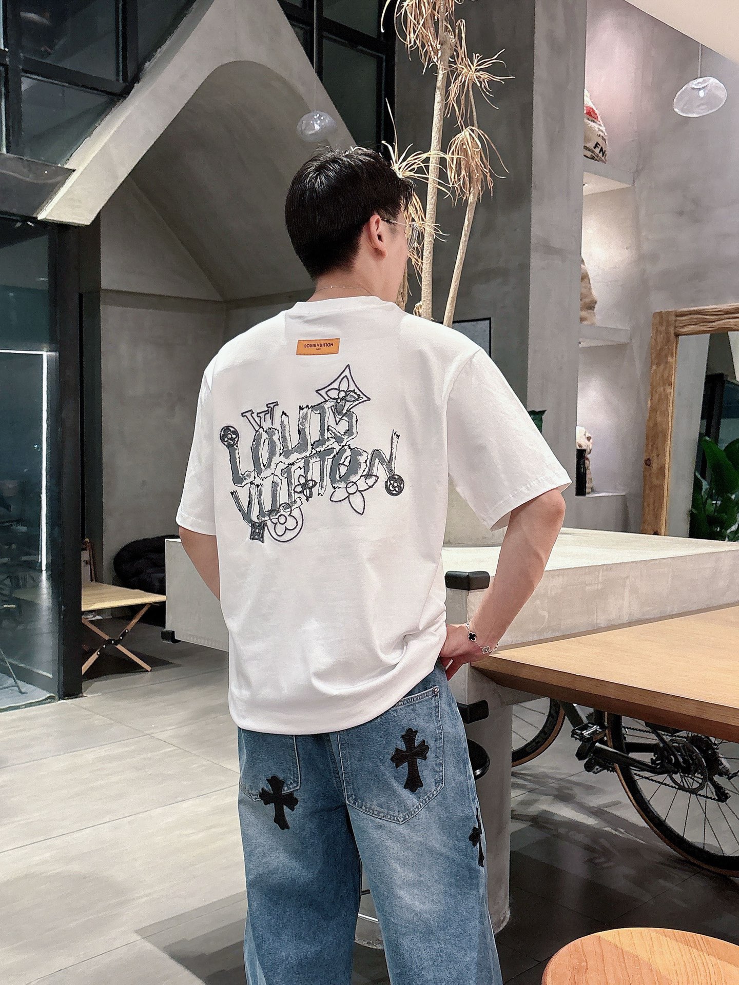    LV  三标齐全。 2025夏季新款最新品短袖T恤，专柜同步有售，原单狠货，时尚进口原版科技面料，