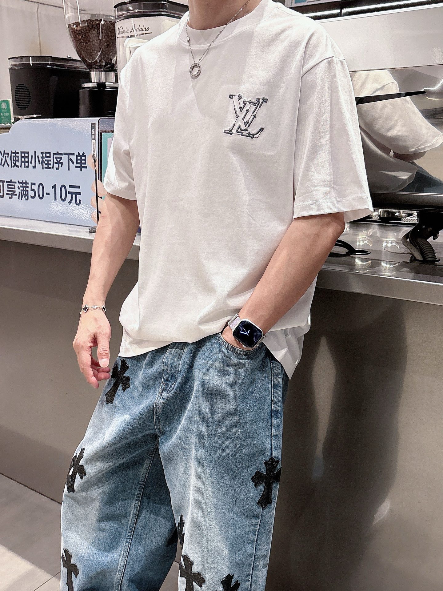    LV  三标齐全。 2025夏季新款最新品短袖T恤，专柜同步有售，原单狠货，时尚进口原版科技面料，