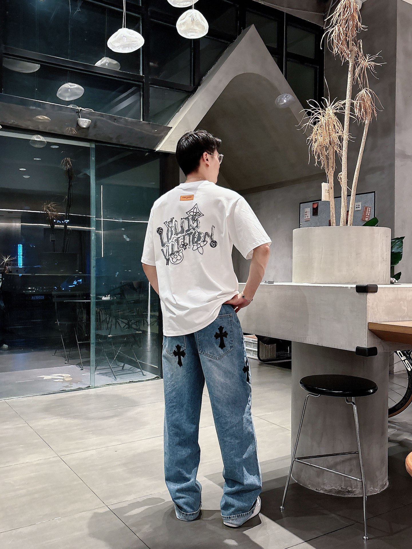   LV  三标齐全。 2025夏季新款最新品短袖T恤，专柜同步有售，原单狠货，时尚进口原版科技面料，