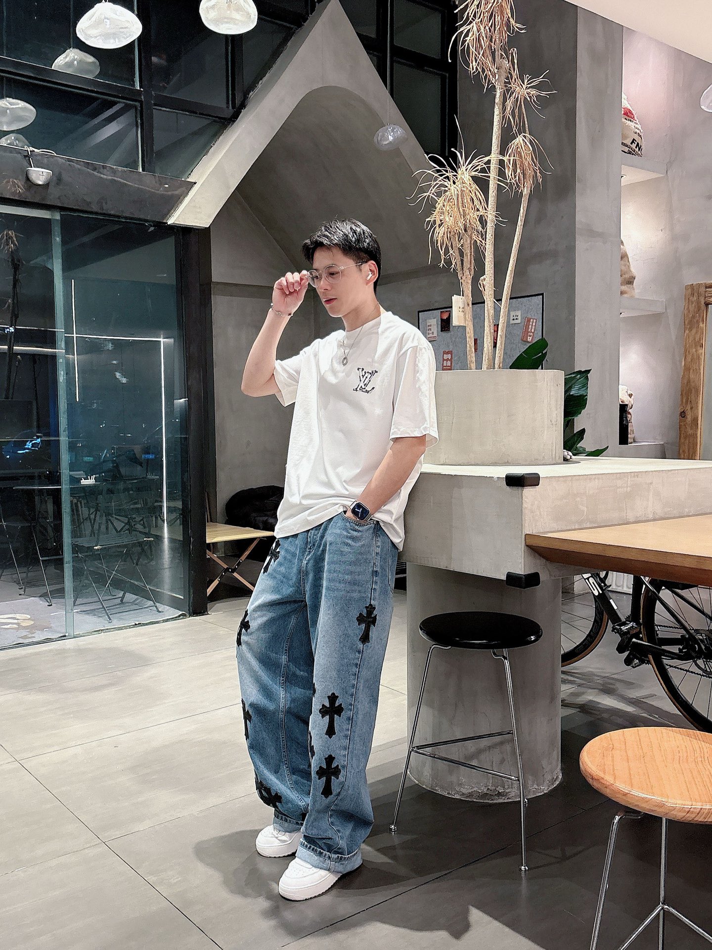    LV  三标齐全。 2025夏季新款最新品短袖T恤，专柜同步有售，原单狠货，时尚进口原版科技面料，