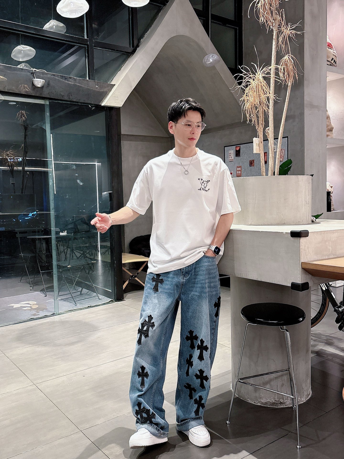    LV  三标齐全。 2025夏季新款最新品短袖T恤，专柜同步有售，原单狠货，时尚进口原版科技面料，