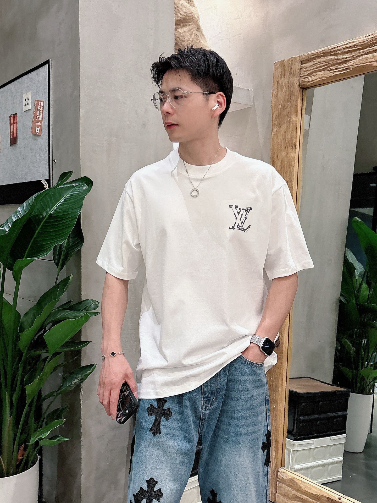    LV  三标齐全。 2025夏季新款最新品短袖T恤，专柜同步有售，原单狠货，时尚进口原版科技面料，