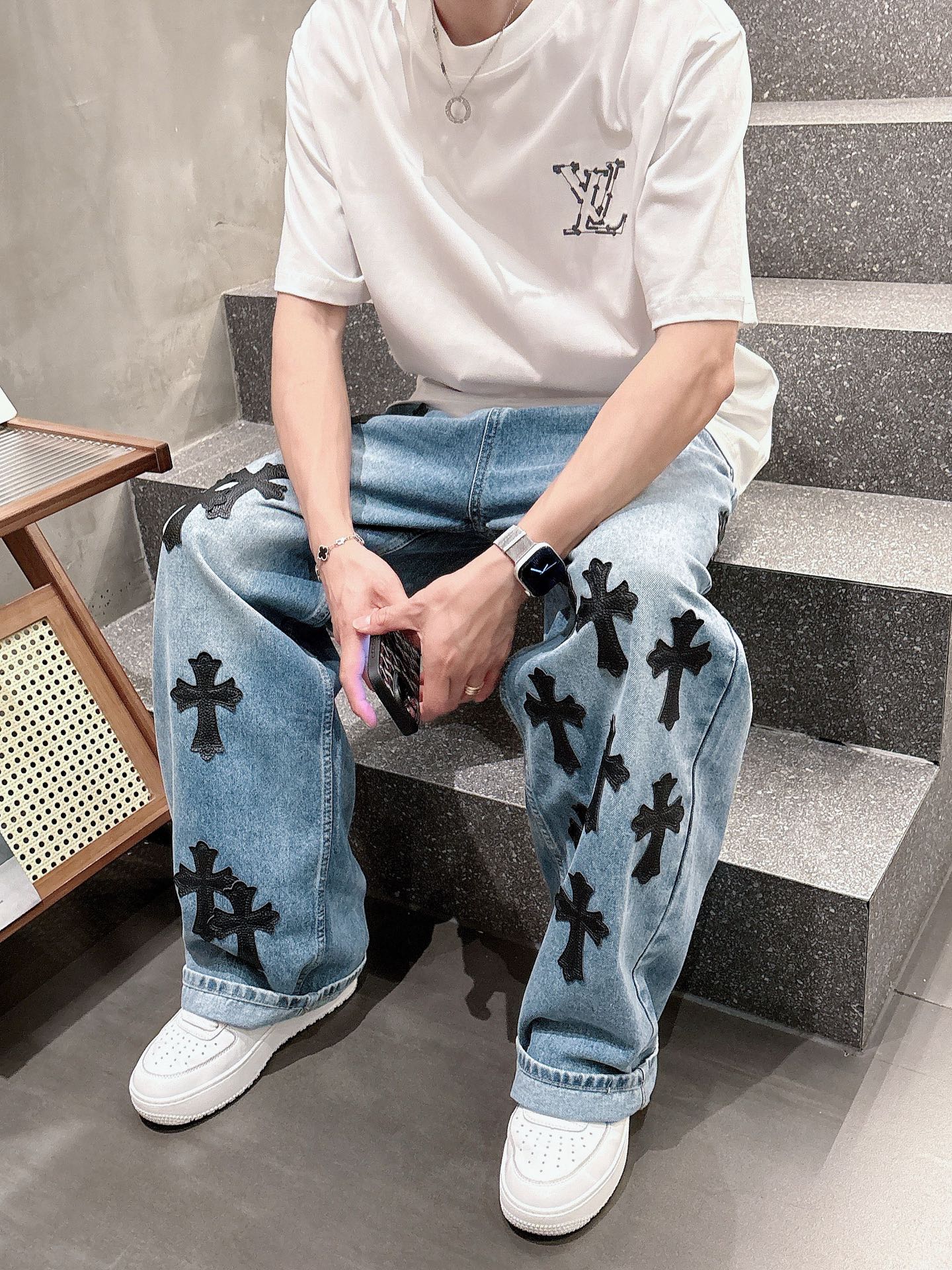    LV  三标齐全。 2025夏季新款最新品短袖T恤，专柜同步有售，原单狠货，时尚进口原版科技面料，