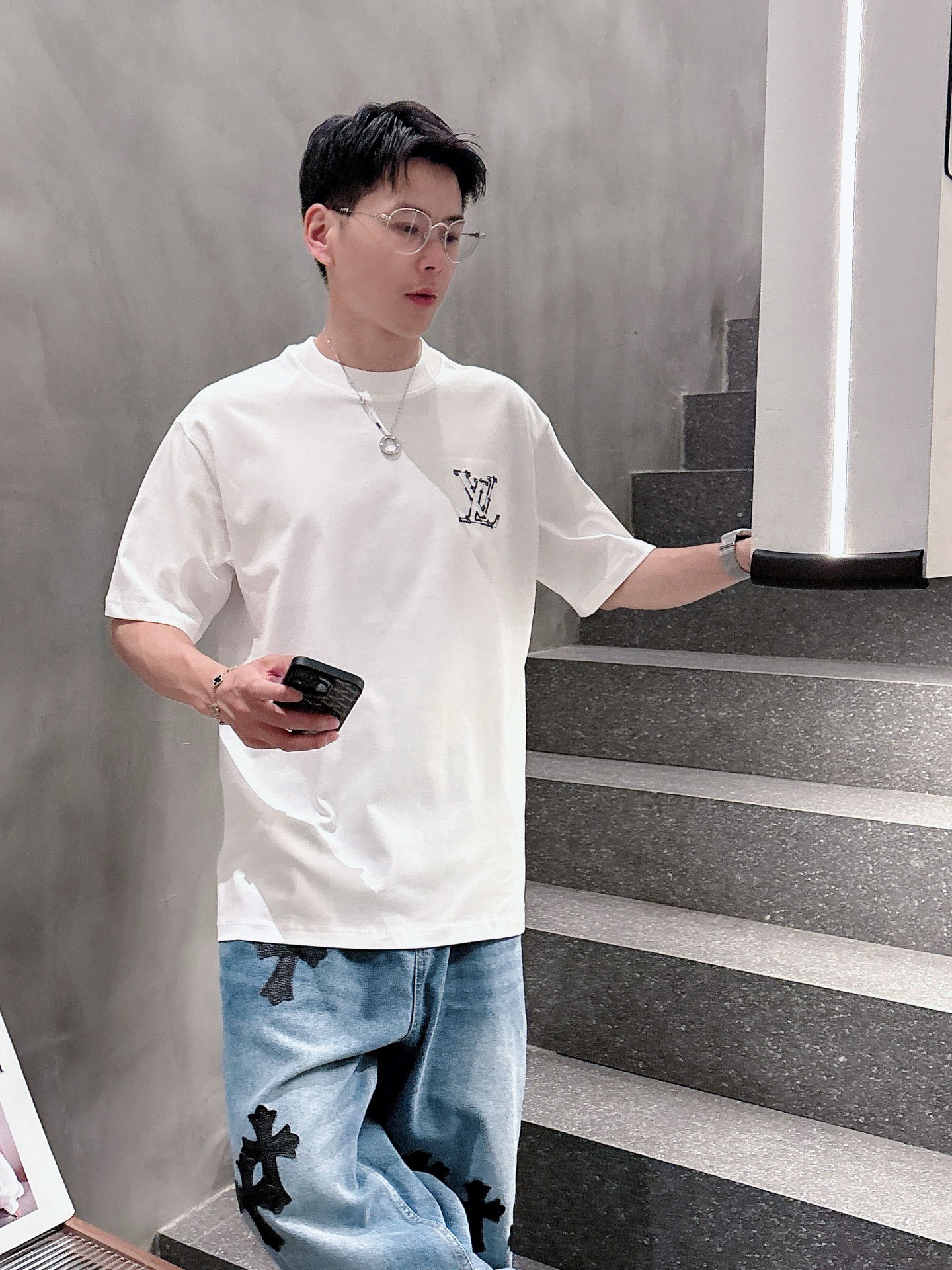    LV  三标齐全。 2025夏季新款最新品短袖T恤，专柜同步有售，原单狠货，时尚进口原版科技面料，