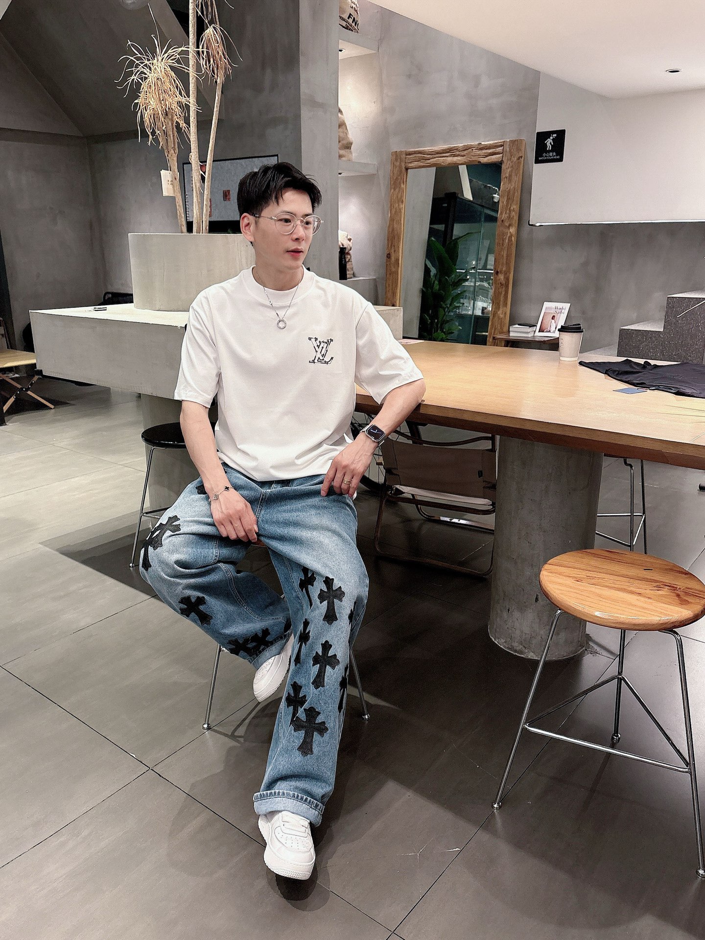    LV  三标齐全。 2025夏季新款最新品短袖T恤，专柜同步有售，原单狠货，时尚进口原版科技面料，