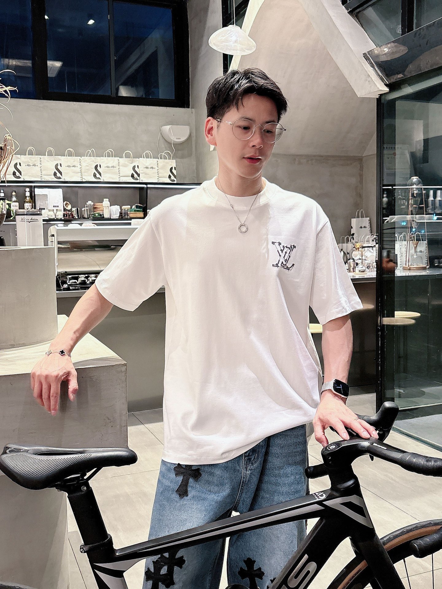    LV  三标齐全。 2025夏季新款最新品短袖T恤，专柜同步有售，原单狠货，时尚进口原版科技面料，