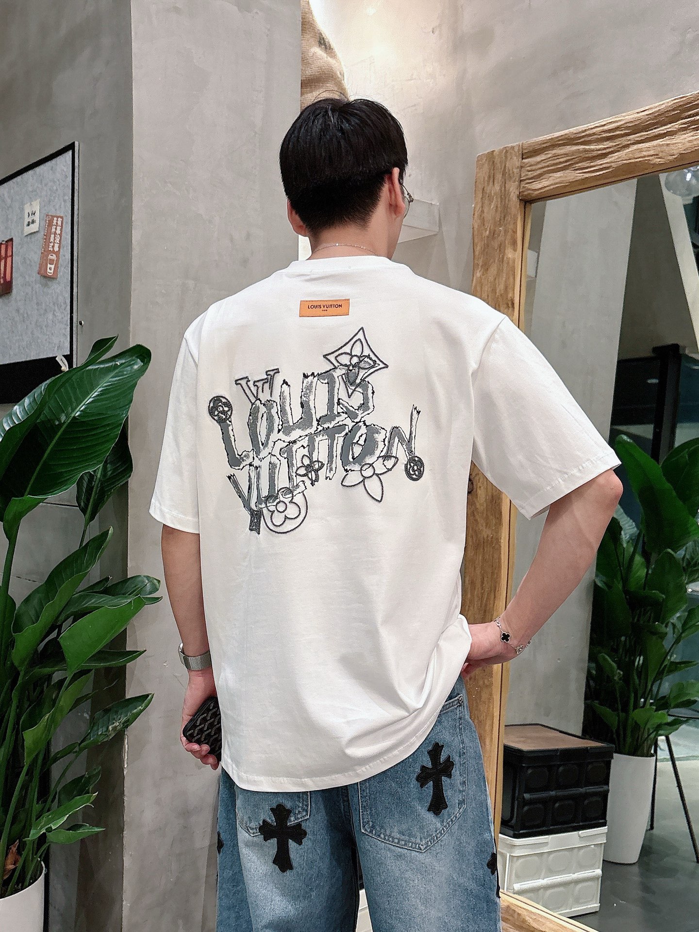    LV  三标齐全。 2025夏季新款最新品短袖T恤，专柜同步有售，原单狠货，时尚进口原版科技面料，