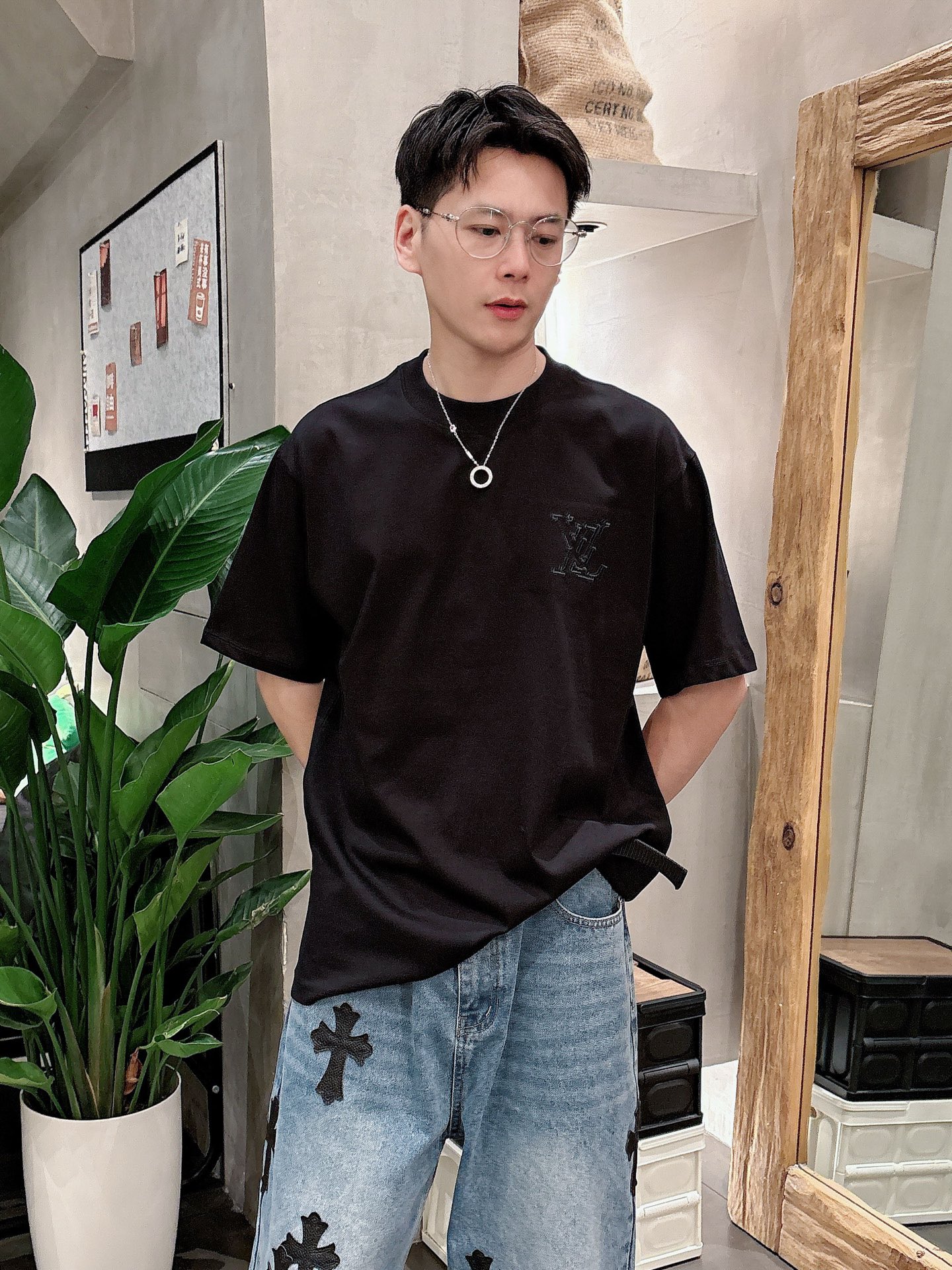    LV  三标齐全。 2025夏季新款最新品短袖T恤，专柜同步有售，原单狠货，时尚进口原版科技面料，