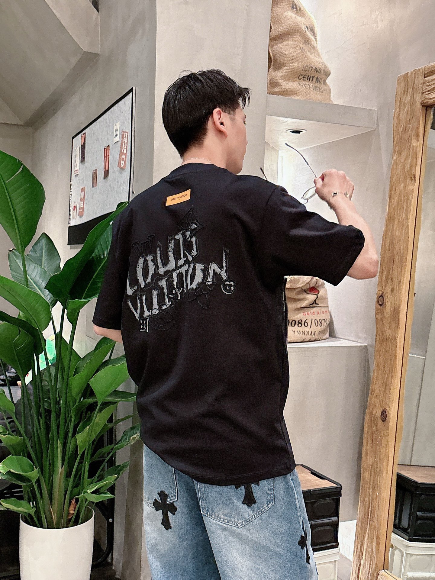   LV  三标齐全。 2025夏季新款最新品短袖T恤，专柜同步有售，原单狠货，时尚进口原版科技面料，