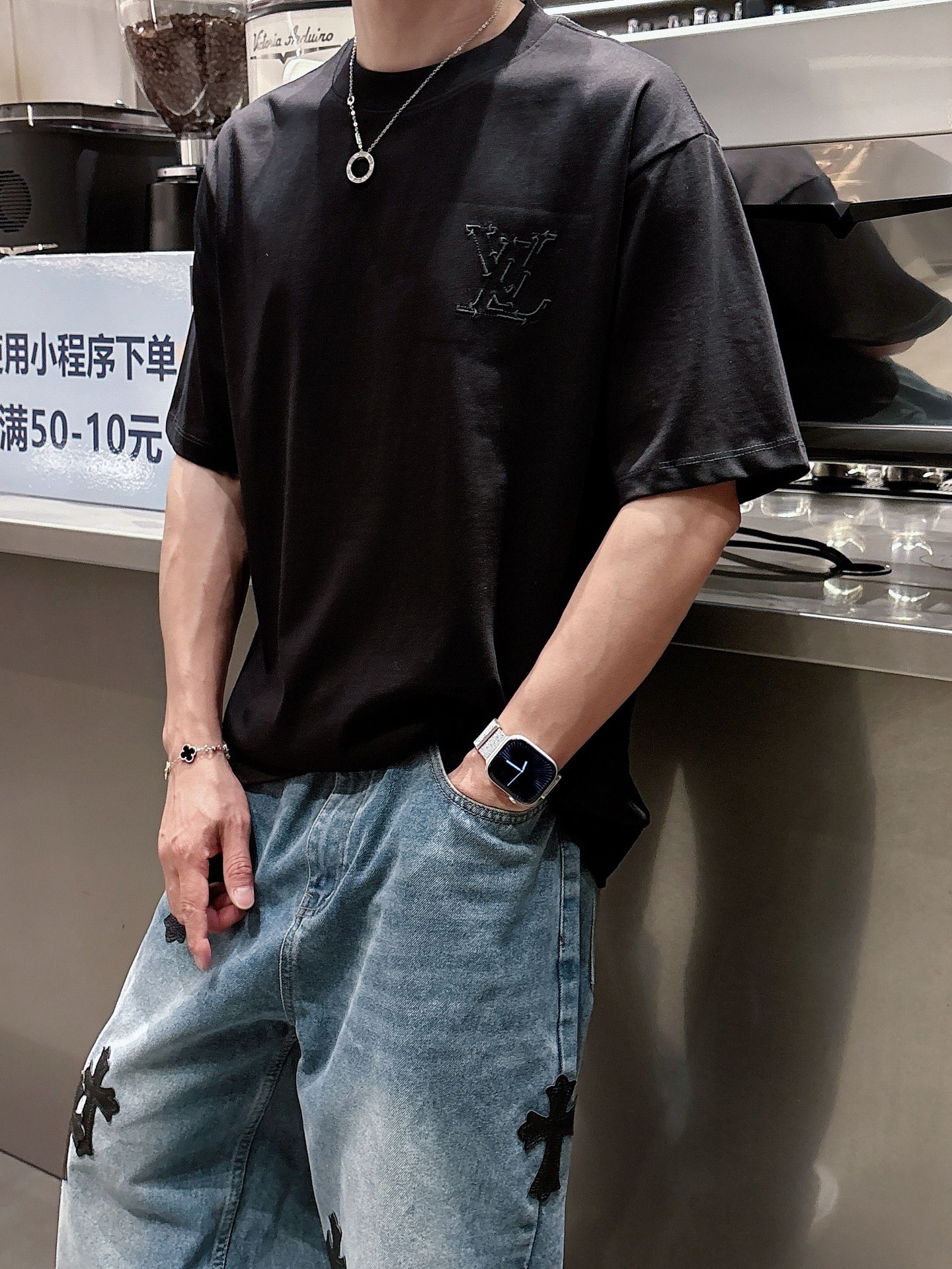    LV  三标齐全。 2025夏季新款最新品短袖T恤，专柜同步有售，原单狠货，时尚进口原版科技面料，