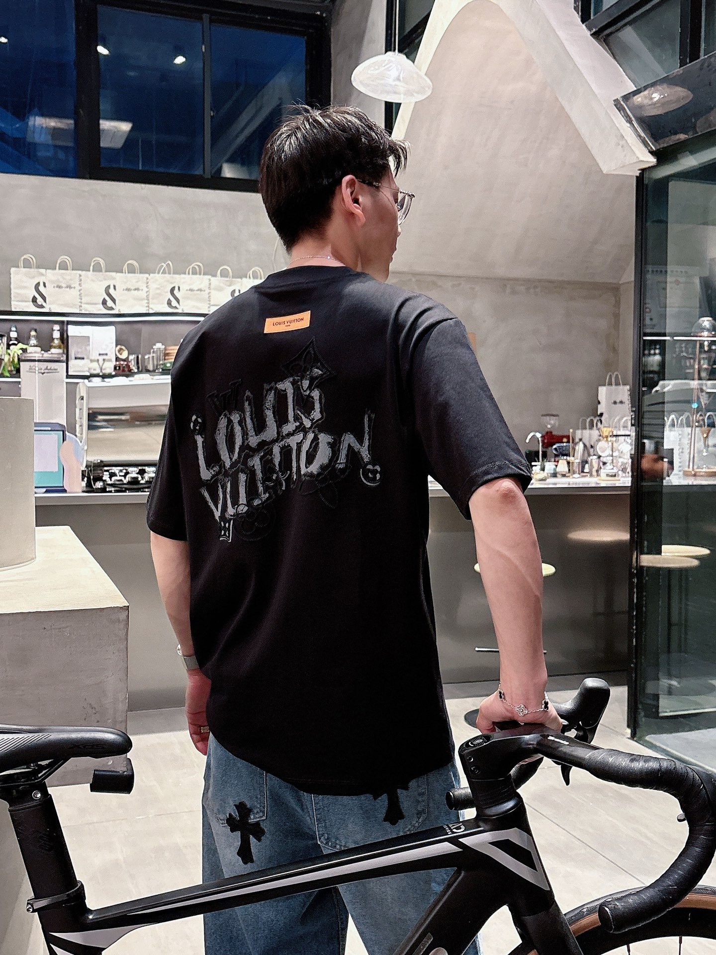    LV  三标齐全。 2025夏季新款最新品短袖T恤，专柜同步有售，原单狠货，时尚进口原版科技面料，