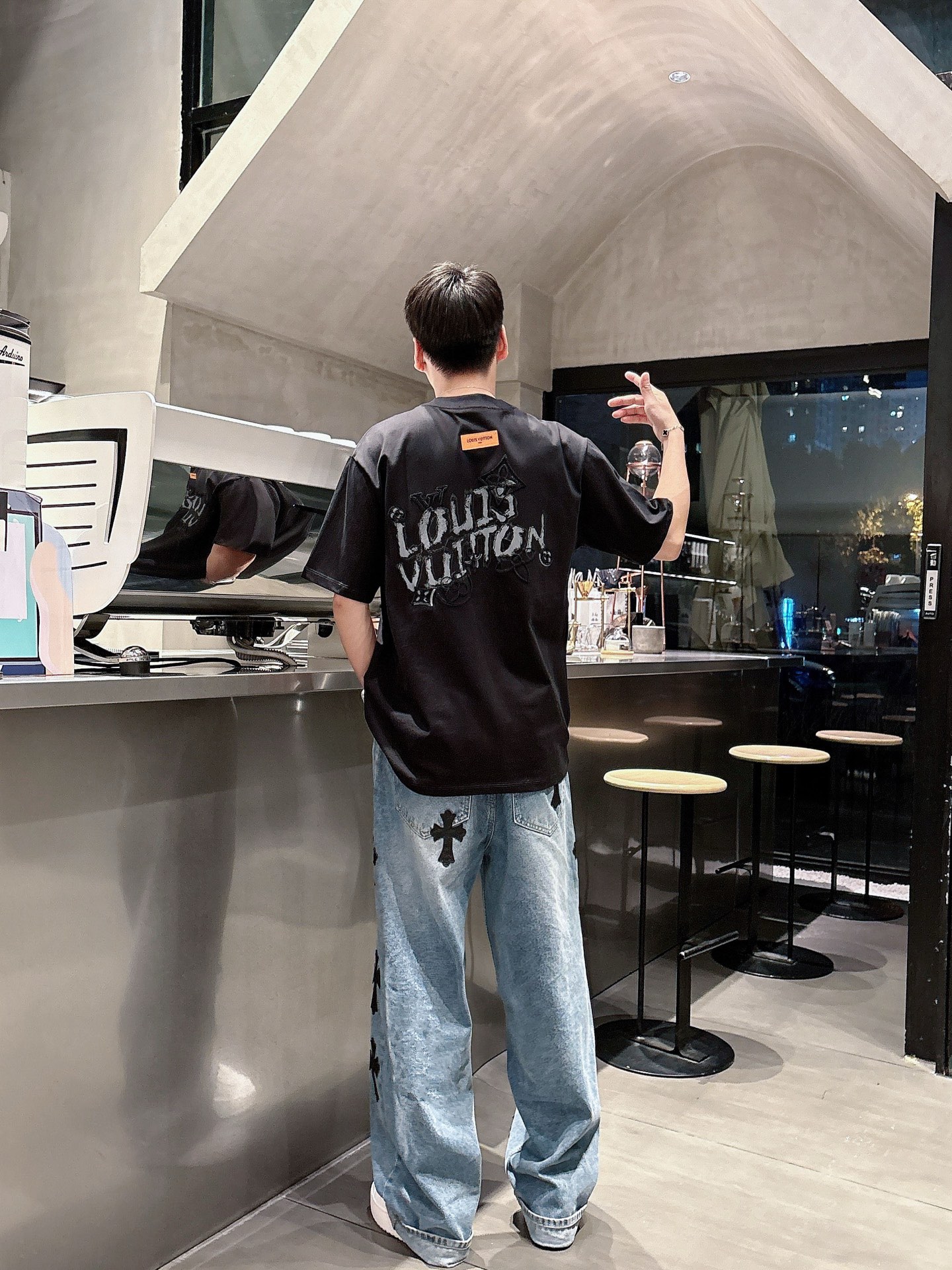    LV  三标齐全。 2025夏季新款最新品短袖T恤，专柜同步有售，原单狠货，时尚进口原版科技面料，