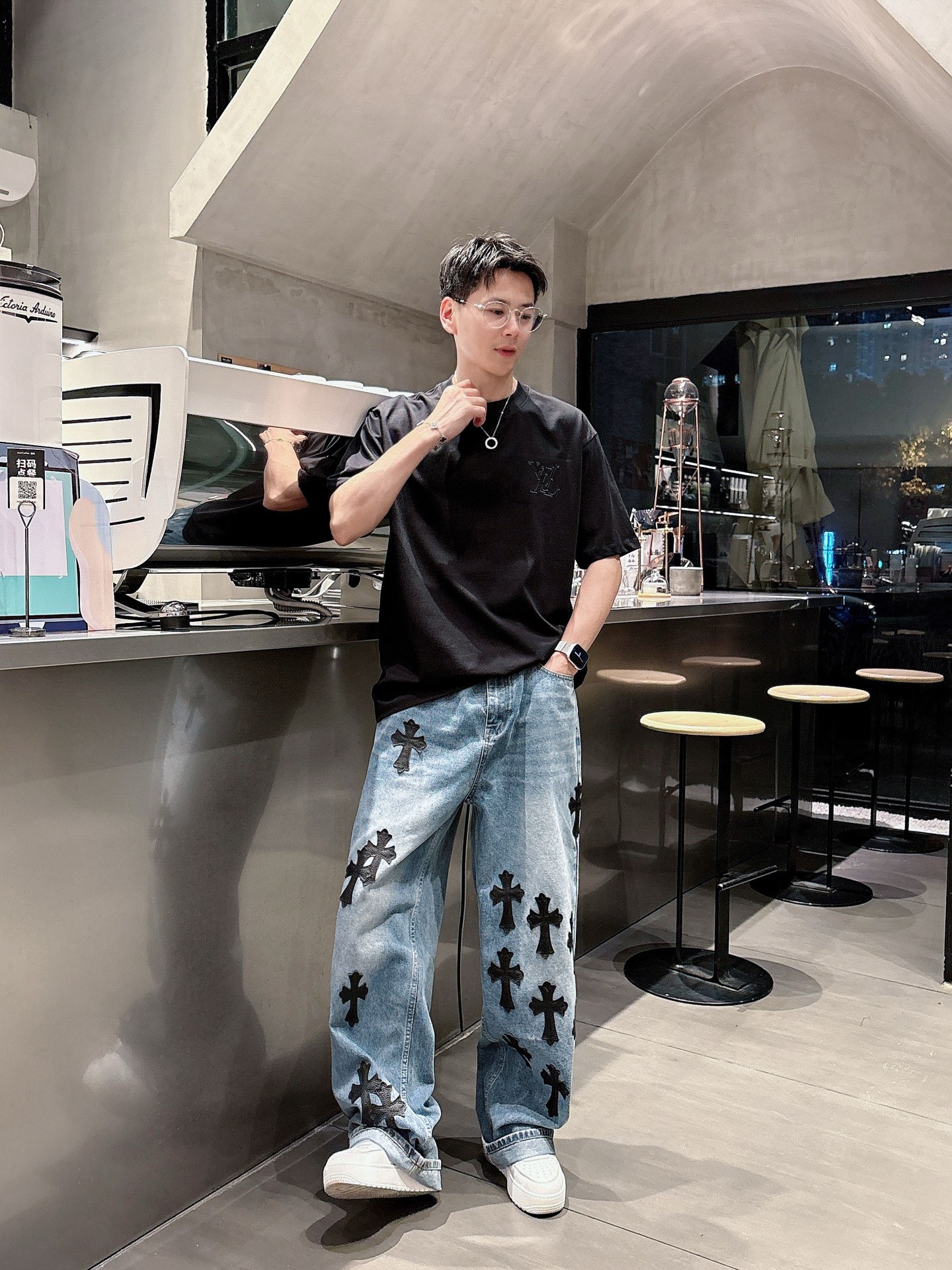    LV  三标齐全。 2025夏季新款最新品短袖T恤，专柜同步有售，原单狠货，时尚进口原版科技面料，