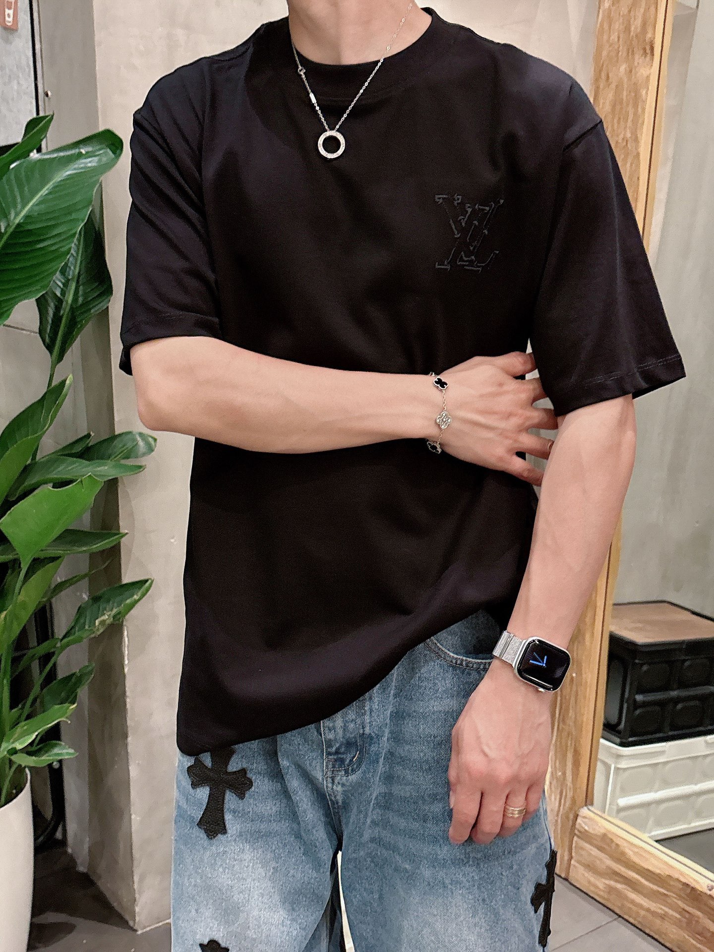    LV  三标齐全。 2025夏季新款最新品短袖T恤，专柜同步有售，原单狠货，时尚进口原版科技面料，