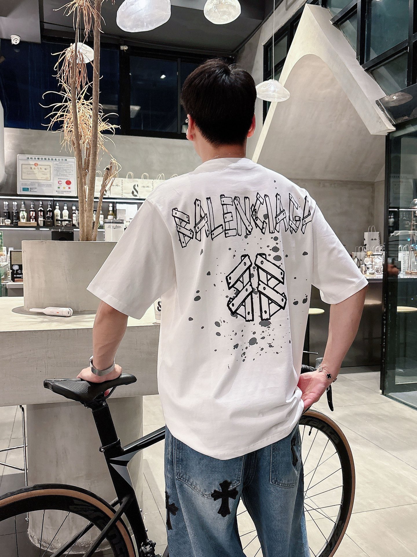    巴黎世家  三标齐全。 2025夏季新款最新品短袖T恤，专柜同步有售，原单狠货，时尚进口原版科技面