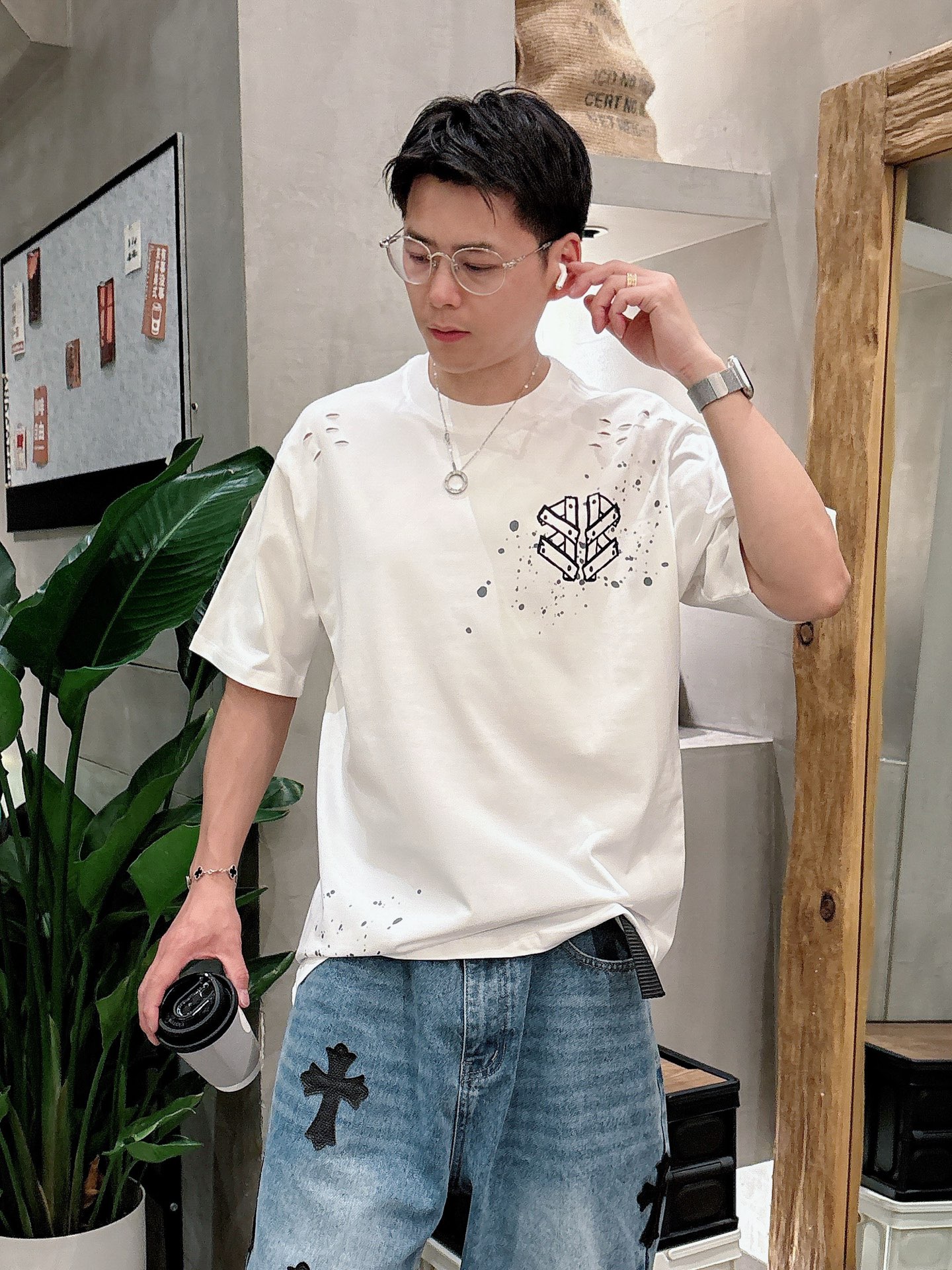    巴黎世家  三标齐全。 2025夏季新款最新品短袖T恤，专柜同步有售，原单狠货，时尚进口原版科技面