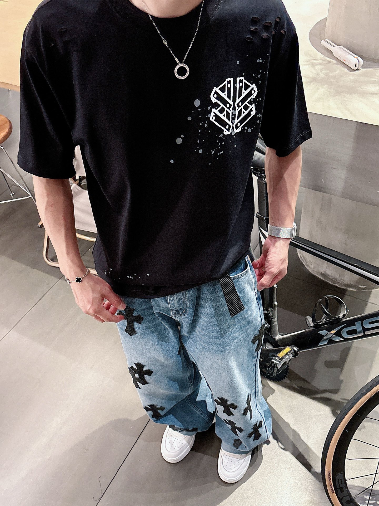    巴黎世家  三标齐全。 2025夏季新款最新品短袖T恤，专柜同步有售，原单狠货，时尚进口原版科技面