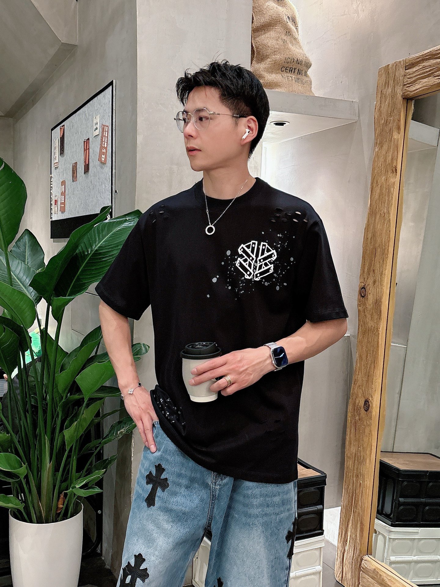    巴黎世家  三标齐全。 2025夏季新款最新品短袖T恤，专柜同步有售，原单狠货，时尚进口原版科技面