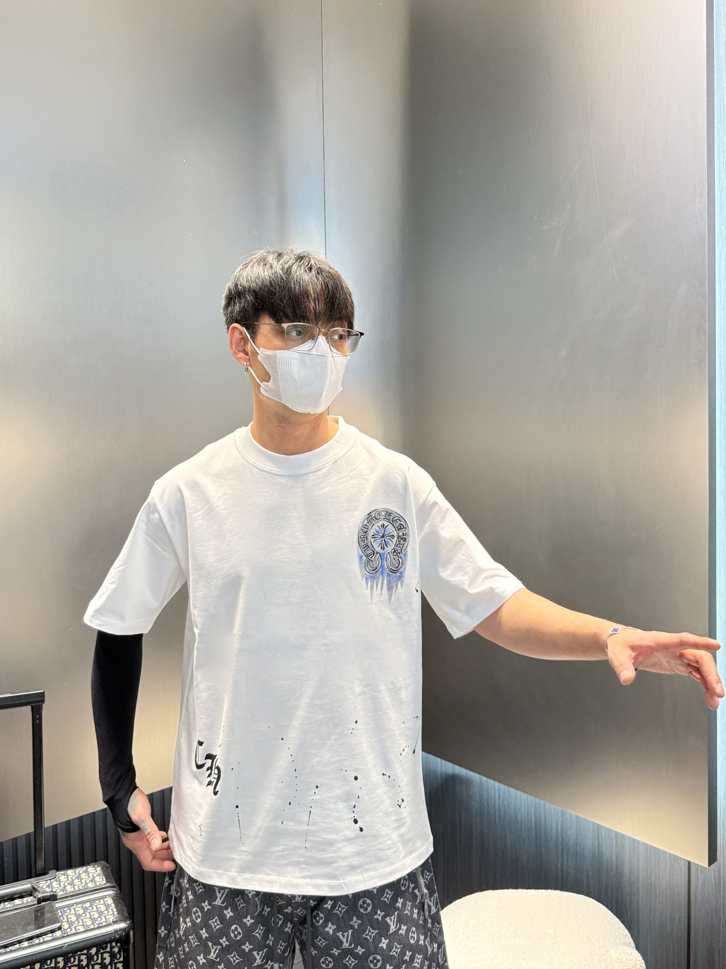 NO:154169,Croxin has three standards. The new 2025 summer new short-sleeved T-shirt, available at the same time as the counter, original singles, fashionable imported original technology fabric, comfortable and breathable upper body, original customized hardware and accessories, handsome and stylish upper body, complete three standards, recommended style, extremely high grade, purchasing grade number M-3XL,,chrome hearts, T-shirt,tees, t-shirt,alexander wang19860909克罗心 三标齐全. 2025夏季新款最新品短袖T恤,专柜同步有售,原单狠货,时尚进口原版科技面料,上身舒适透气,原版定制五金辅料,上身帅气有型,三标齐全,推荐款,档次极高,代购级码数M-3XL,,chrome hearts,T-shirt,tees，t-shirt,alexander wang,Men's clothing