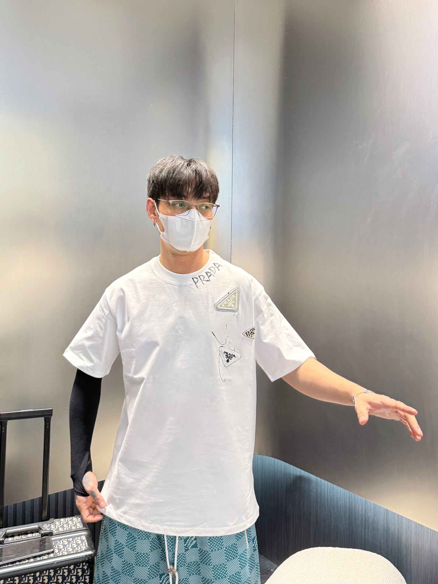 NO:154163,Prada has three standards. The new latest short-sleeved T-shirt in 2025 summer, available at the same time as the counter, original singles, fashionable imported original technology fabric, comfortable and breathable upper body, original customized hardware and accessories, handsome and stylish upper body, complete three standards, recommended style, extremely high grade, purchasing grade number M-3XL,,prada, T-shirt,tees, t-shirt,alexander wang19860909普拉达 三标齐全. 2025夏季新款最新品短袖T恤,专柜同步有售,原单狠货,时尚进口原版科技面料,上身舒适透气,原版定制五金辅料,上身帅气有型,三标齐全,推荐款,档次极高,代购级码数M-3XL,,prada,T-shirt,tees，t-shirt,alexander wang,Men's clothing