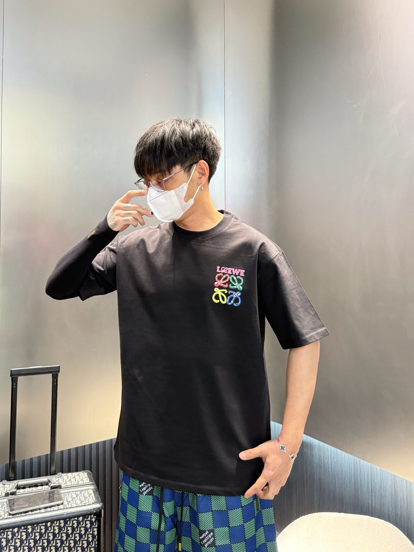 NO:154167,Luo Yiwei has three standards. The latest 2025 summer new short-sleeved T-shirt, available at the same time as the counter, original singles, fashionable imported original technology fabric, comfortable and breathable upper body, original customized hardware and accessories, handsome and stylish upper body, complete three standards, recommended style, extremely high grade, purchasing grade number M-3XL,,loewe, T-shirt,tees, t-shirt,alexander wang19860909罗意威三标齐全. 2025夏季新款最新品短袖T恤,专柜同步有售,原单狠货,时尚进口原版科技面料,上身舒适透气,原版定制五金辅料,上身帅气有型,三标齐全,推荐款,档次极高,代购级码数M-3XL,,loewe,T-shirt,tees，t-shirt,alexander wang,Men's clothing