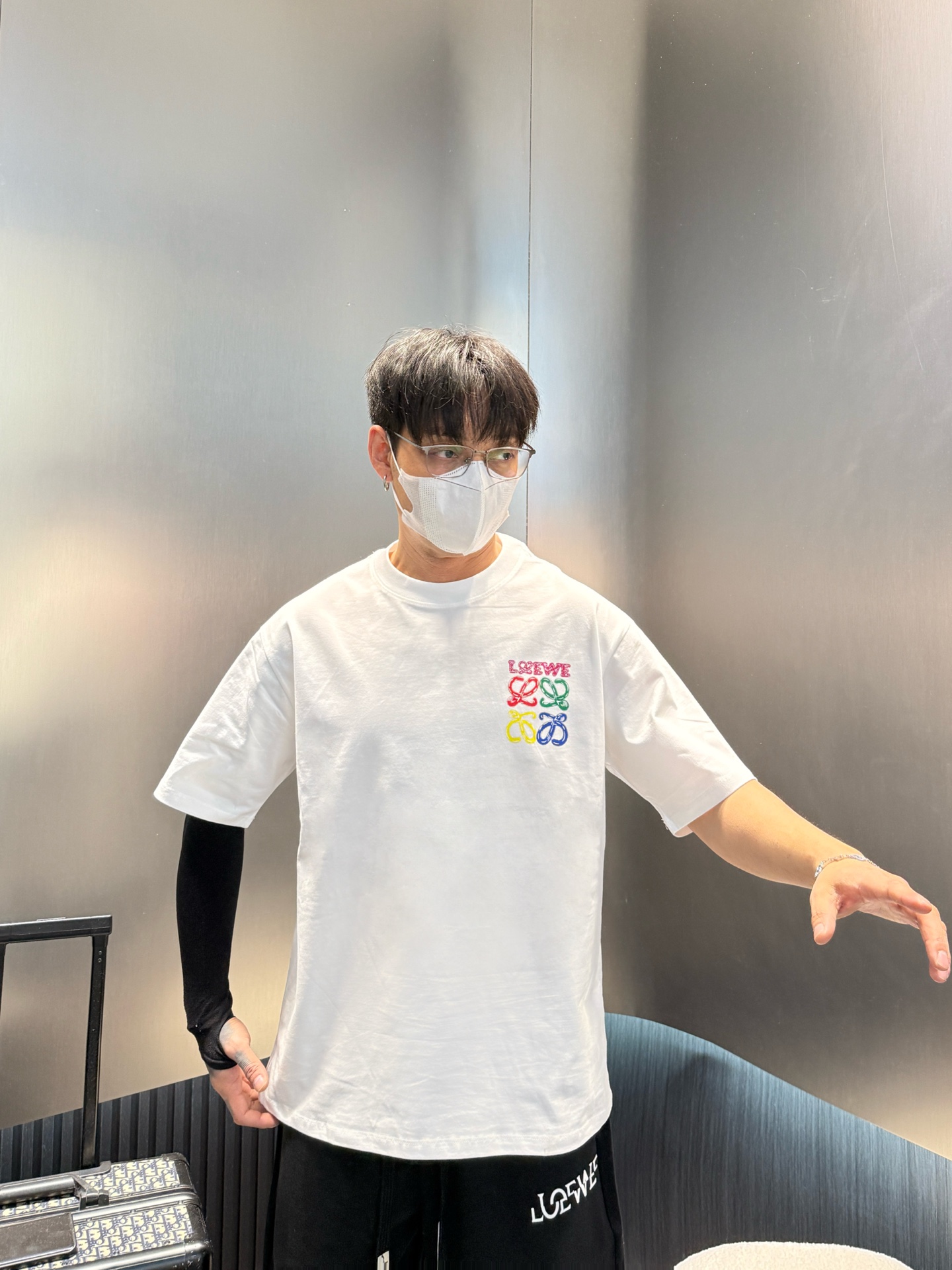 NO:154129,Luo Yiwei has three standards. The latest 2025 summer new short-sleeved T-shirt, available at the same time as the counter, original singles, fashionable imported original technology fabric, comfortable and breathable upper body, original customized hardware and accessories, handsome and stylish upper body, complete three standards, recommended style, extremely high grade, purchasing grade number M-3XL,,loewe, T-shirt,tees, t-shirt,alexander wang19860909罗意威 三标齐全. 2025夏季新款最新品短袖T恤,专柜同步有售,原单狠货,时尚进口原版科技面料,上身舒适透气,原版定制五金辅料,上身帅气有型,三标齐全,推荐款,档次极高,代购级码数M-3XL,,loewe,T-shirt,tees，t-shirt,alexander wang,Men's clothing