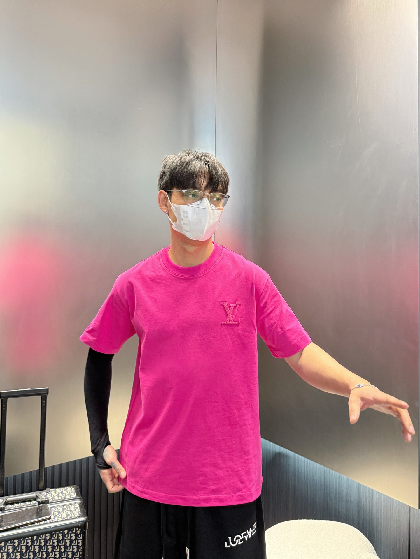 NO:154134,LV has three standards. The latest 2025 summer new short-sleeved T-shirt, available at the same time as the counter, original singles, fashionable imported original technology fabric, comfortable and breathable upper body, original customized hardware and accessories, handsome and stylish upper body, complete three standards, recommended style, extremely high grade, purchasing grade number M-3XL,,louis vuitton, T-shirt,tees, t-shirt,alexander wang19860909LV 三标齐全. 2025夏季新款最新品短袖T恤,专柜同步有售,原单狠货,时尚进口原版科技面料,上身舒适透气,原版定制五金辅料,上身帅气有型,三标齐全,推荐款,档次极高,代购级码数M-3XL,,louis vuitton,T-shirt,tees，t-shirt,alexander wang,Men's clothing