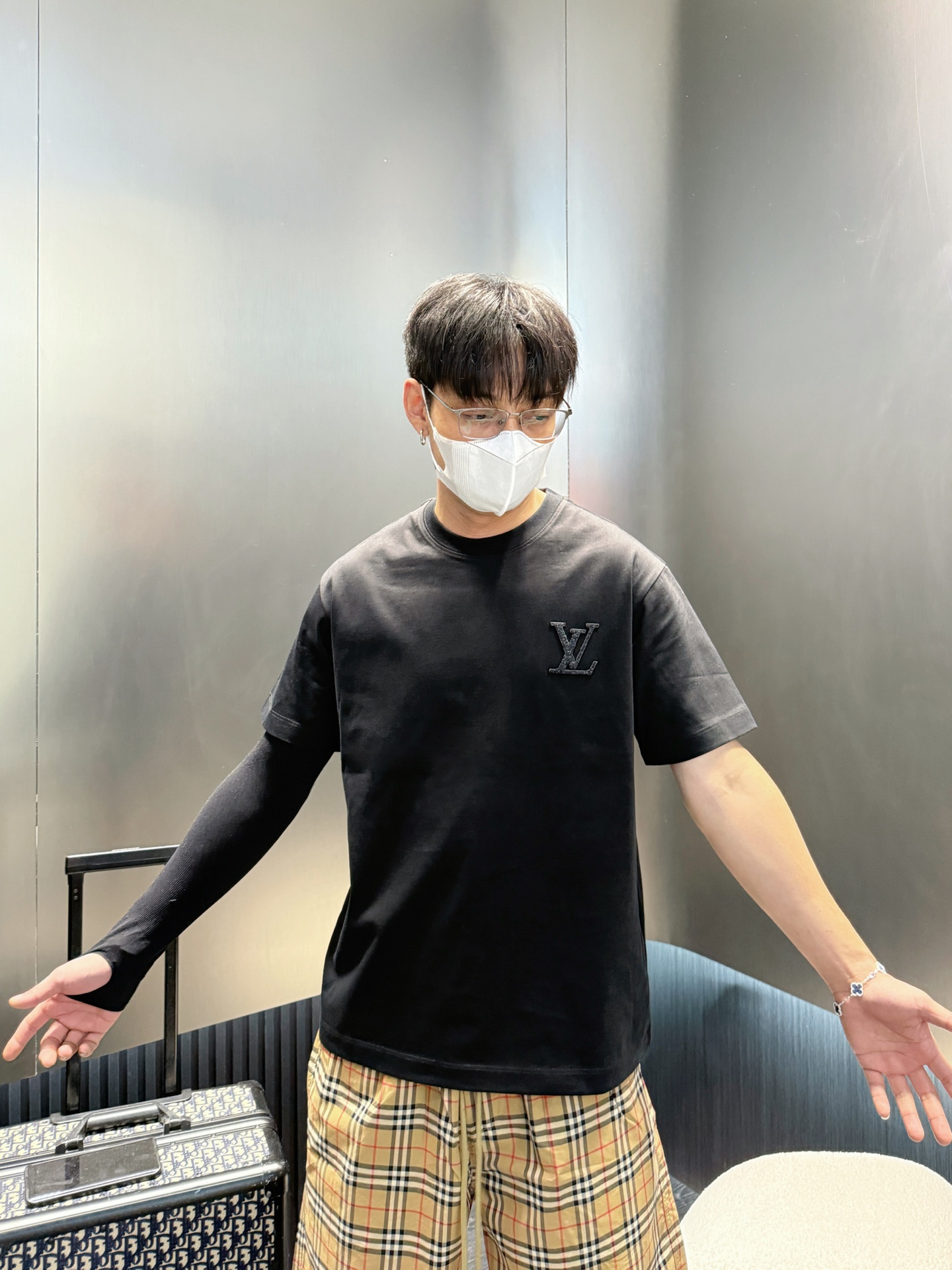 NO:154139,LV three standards are complete. 2025 summer new style and latest short-sleeved T-shirt, available at the counter, original singles, fashionable imported original technology fabric, comfortable and breathable upper body, original customized hardware accessories, handsome and stylish upper body, complete three standards, recommended style, extremely high grade, purchasing grade number M-3XL,,louis vuitton, T-shirt,tees, t-shirt,alexander wang19860909LV三标齐全. 2025夏季新款最新品短袖T恤,专柜同步有售,原单狠货,时尚进口原版科技面料,上身舒适透气,原版定制五金辅料,上身帅气有型,三标齐全,推荐款,档次极高,代购级码数M-3XL,,louis vuitton,T-shirt,tees，t-shirt,alexander wang,Men's clothing