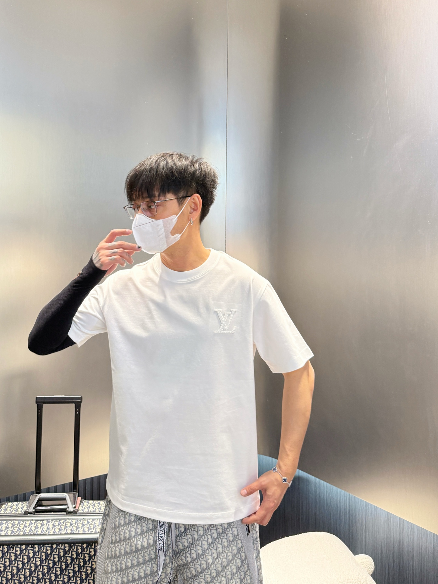 NO:154144,LV has three standards. The latest 2025 summer new short-sleeved T-shirt, available at the same time as the counter, original singles, fashionable imported original technology fabric, comfortable and breathable upper body, original customized hardware and accessories, handsome and stylish upper body, complete three standards, recommended style, extremely high grade, purchasing grade number M-3XL,,louis vuitton, T-shirt,tees, t-shirt,alexander wang19860909LV 三标齐全. 2025夏季新款最新品短袖T恤,专柜同步有售,原单狠货,时尚进口原版科技面料,上身舒适透气,原版定制五金辅料,上身帅气有型,三标齐全,推荐款,档次极高,代购级码数M-3XL,,louis vuitton,T-shirt,tees，t-shirt,alexander wang,Men's clothing