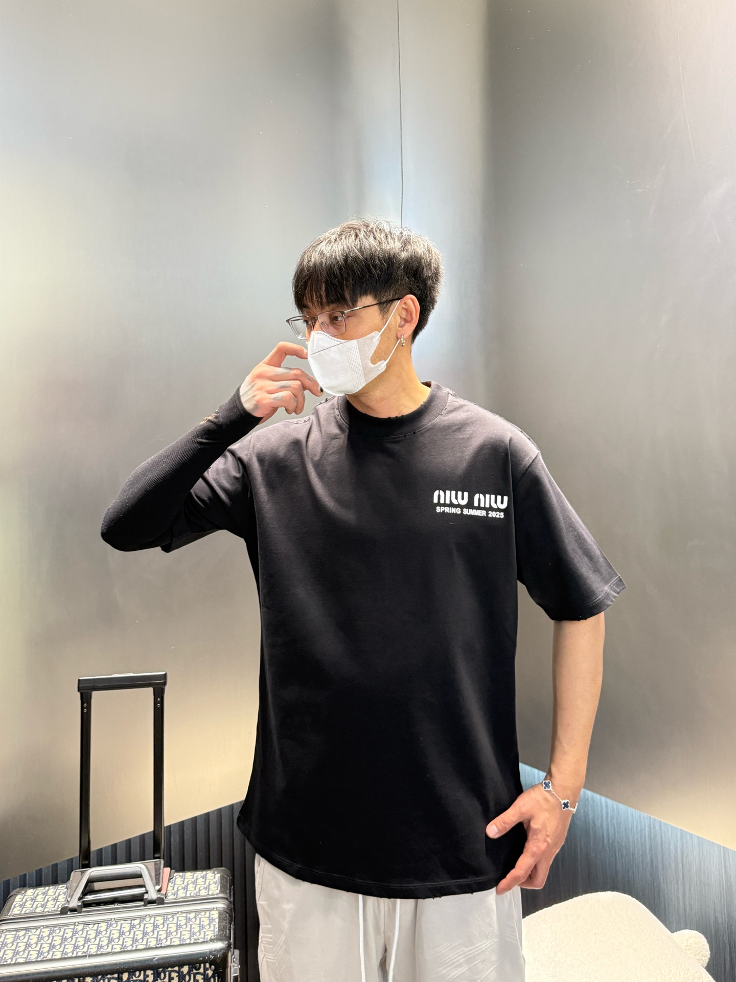 NO:154149,Miu Miu has three standards. The latest 2025 summer new short-sleeved T-shirt, available at the same time as the counter, original singles, fashionable imported original technology fabric, comfortable and breathable upper body, original customized hardware and accessories, handsome and stylish upper body, complete three standards, recommended style, extremely high grade, purchasing grade number M-3XL,,miumiu, T-shirt,tees, t-shirt,alexander wang19860909Miu Miu 三标齐全. 2025夏季新款最新品短袖T恤,专柜同步有售,原单狠货,时尚进口原版科技面料,上身舒适透气,原版定制五金辅料,上身帅气有型,三标齐全,推荐款,档次极高,代购级码数M-3XL,,miumiu,T-shirt,tees，t-shirt,alexander wang,Men's clothing