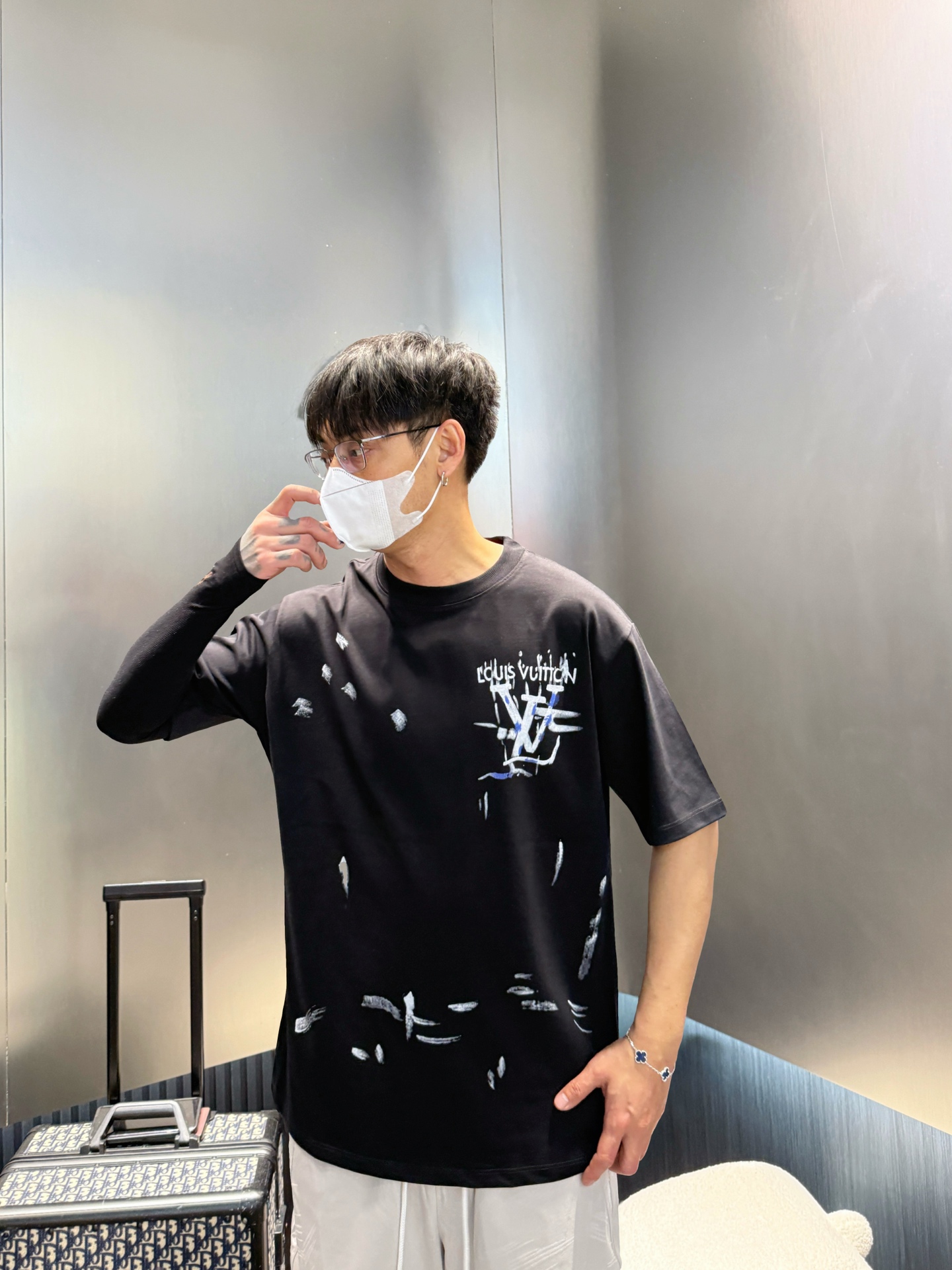 NO:154154,LV three standards are complete. 2025 summer new style and latest short-sleeved T-shirt, available at the counter, original singles, fashionable imported original technology fabric, comfortable and breathable upper body, original customized hardware accessories, handsome and stylish upper body, complete three standards, recommended style, extremely high grade, purchasing grade number M-3XL,,louis vuitton, T-shirt,tees, t-shirt,alexander wang19860909LV三标齐全. 2025夏季新款最新品短袖T恤,专柜同步有售,原单狠货,时尚进口原版科技面料,上身舒适透气,原版定制五金辅料,上身帅气有型,三标齐全,推荐款,档次极高,代购级码数M-3XL,,louis vuitton,T-shirt,tees，t-shirt,alexander wang,Men's clothing