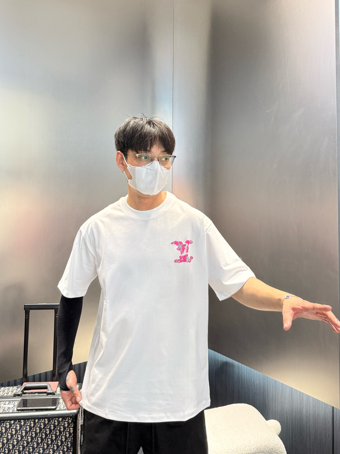 NO:154159,LV has three standards. The latest 2025 summer new short-sleeved T-shirt, available at the same time as the counter, original singles, fashionable imported original technology fabric, comfortable and breathable upper body, original customized hardware and accessories, handsome and stylish upper body, complete three standards, recommended style, extremely high grade, purchasing grade number M-3XL,,louis vuitton, T-shirt,tees, t-shirt,alexander wang19860909LV 三标齐全. 2025夏季新款最新品短袖T恤,专柜同步有售,原单狠货,时尚进口原版科技面料,上身舒适透气,原版定制五金辅料,上身帅气有型,三标齐全,推荐款,档次极高,代购级码数M-3XL,,louis vuitton,T-shirt,tees，t-shirt,alexander wang,Men's clothing