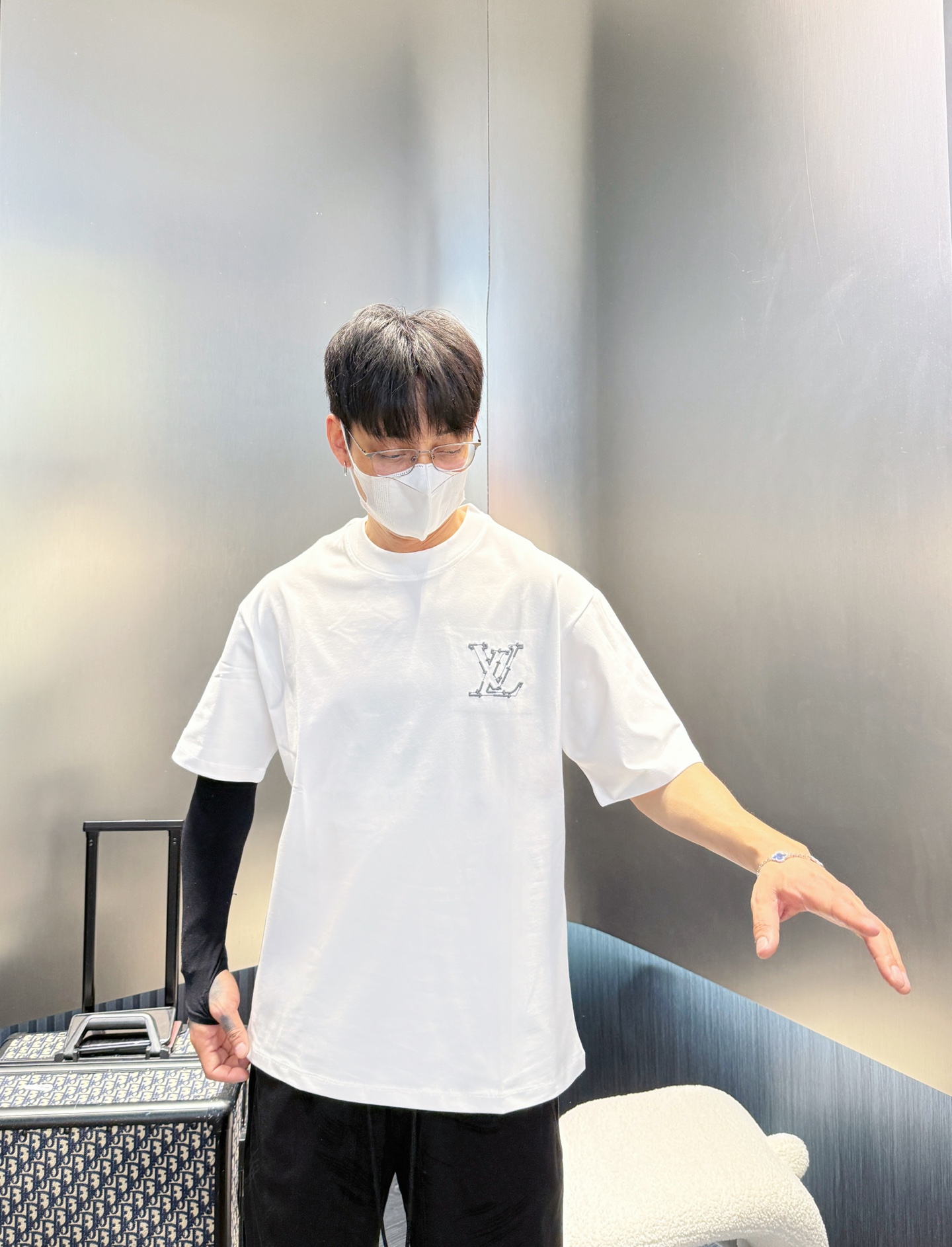 NO:154164,LV has three standards. The latest 2025 summer new short-sleeved T-shirt, available at the same time as the counter, original singles, fashionable imported original technology fabric, comfortable and breathable upper body, original customized hardware and accessories, handsome and stylish upper body, complete three standards, recommended style, extremely high grade, purchasing grade number M-3XL,,louis vuitton, T-shirt,tees, t-shirt,alexander wang19860909LV 三标齐全. 2025夏季新款最新品短袖T恤,专柜同步有售,原单狠货,时尚进口原版科技面料,上身舒适透气,原版定制五金辅料,上身帅气有型,三标齐全,推荐款,档次极高,代购级码数M-3XL,,louis vuitton,T-shirt,tees，t-shirt,alexander wang,Men's clothing