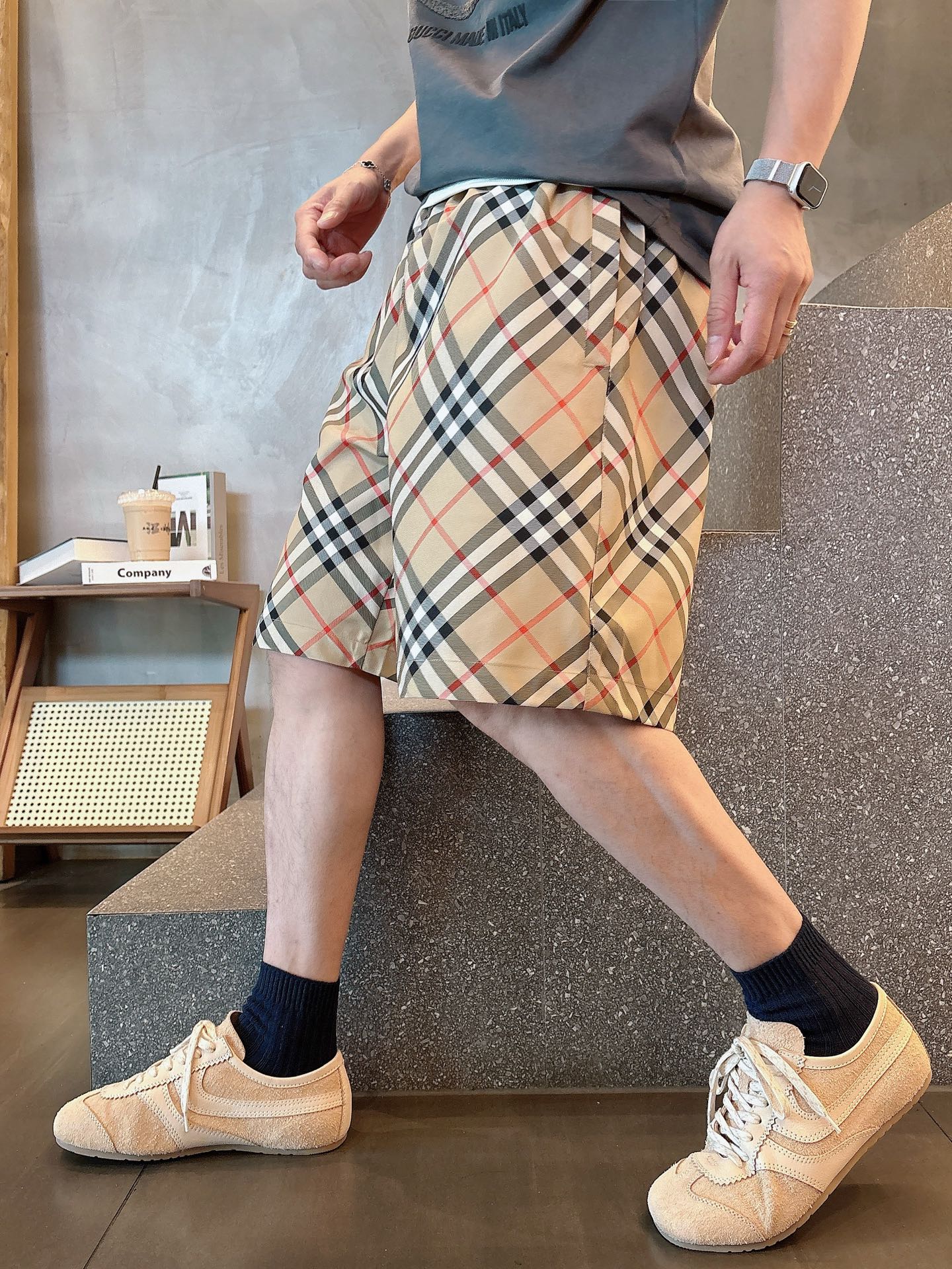 NO:844079,Burberry's three-standard complete 2026 new summer men's casual shorts, advanced custom-made breathable fabrics, extremely breathable, elastic and comfortable, impeccable details, top-grade accessories, original logo design concept, delicate and soft feel!  The upper body fit is awesome!  Sizes M-XXXL, please state your height and weight when ordering, burberry, shorts,19860909巴宝莉 三标齐全 2026夏季新款男士休闲短裤,高级定制面料透气面料 透气弹力舒适度极高,细节无可挑剔,顶级辅料配备,原版logo设计理念,手感细腻柔软！上身版型超赞！尺码M-XXXL下单报身高体重,,burberry,shorts,,Men's clothing