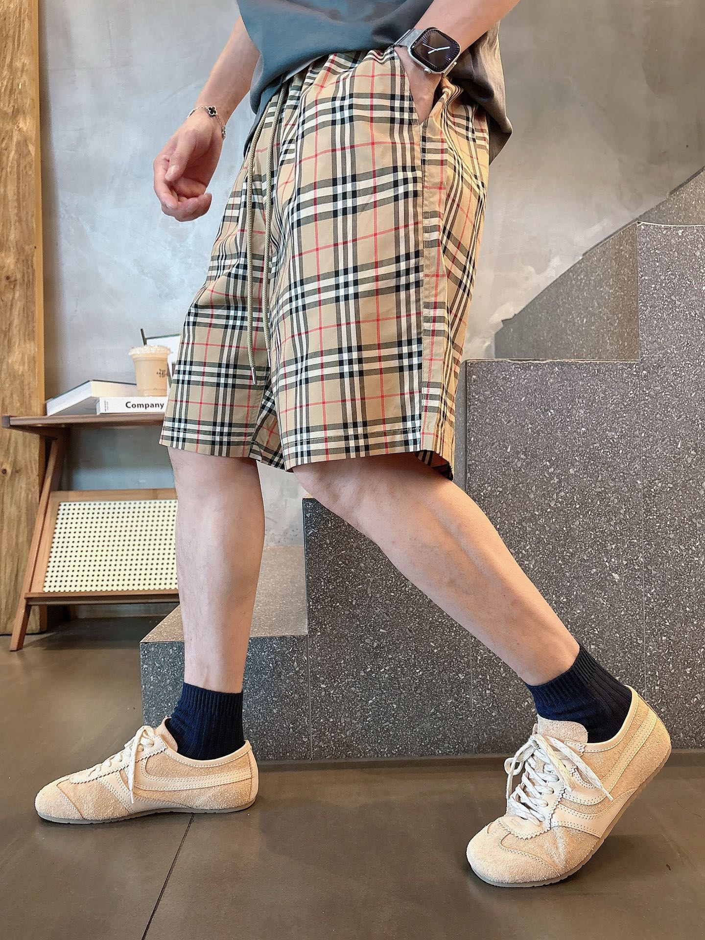 NO:844067,Burberry's three-standard complete 2026 new summer men's casual shorts, advanced custom-made breathable fabrics, extremely breathable, elastic and comfortable, impeccable details, top-grade accessories, original logo design concept, delicate and soft feel!  The upper body fit is awesome!  Sizes M-XXXL, please state your height and weight when ordering, burberry, shorts,19860909巴宝莉 三标齐全 2026夏季新款男士休闲短裤,高级定制面料透气面料 透气弹力舒适度极高,细节无可挑剔,顶级辅料配备,原版logo设计理念,手感细腻柔软！上身版型超赞！尺码M-XXXL下单报身高体重,,burberry,shorts,,Men's clothing