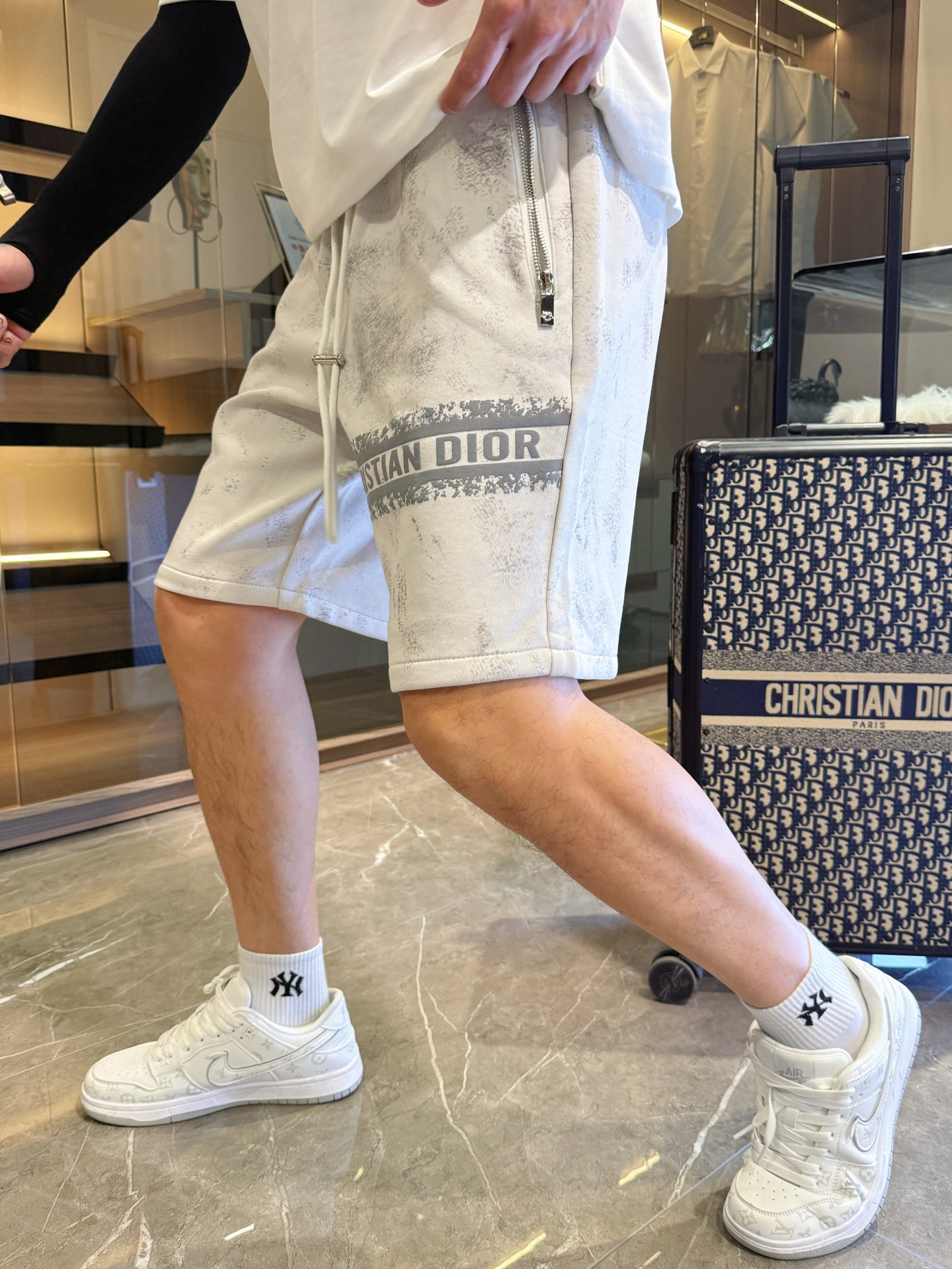 NO:477507,Dior has complete three standards. 2025 summer new men's casual shorts, high-end custom fabric breathable fabric, extremely breathable, elastic and comfortable, impeccable details, top-level auxiliary materials, original logo design concept, delicate and soft feel!  The upper body style is excellent!  Size M-XXXL order to report height and weight, dior, shorts, alexander wang19860909迪奥 三标齐全 2025夏季新款男士休闲短裤,高级定制面料透气面料 透气弹力舒适度极高,细节无可挑剔,顶级辅料配备,原版logo设计理念,手感细腻柔软！上身版型超赞！尺码M-XXXL下单报身高体重,,dior,shorts,alexander wang,Men's clothing