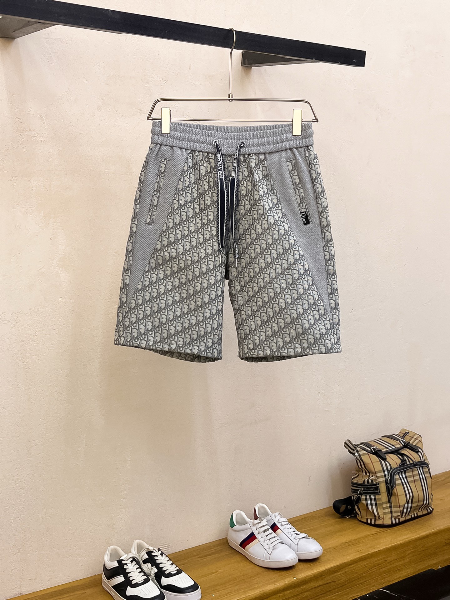 NO:449231,Dior has complete three standards. 2025 summer new men's casual shorts, high-end custom fabric breathable fabric, extremely breathable, elastic and comfortable, impeccable details, top-level auxiliary materials, original logo design concept, delicate and soft feel!  The upper body style is excellent!  Size M-XXXL order to report height and weight, dior, shorts, alexander wang19860909迪奥 三标齐全 2025夏季新款男士休闲短裤,高级定制面料透气面料 透气弹力舒适度极高,细节无可挑剔,顶级辅料配备,原版logo设计理念,手感细腻柔软！上身版型超赞！尺码M-XXXL下单报身高体重,,dior,shorts,alexander wang,Men's clothing