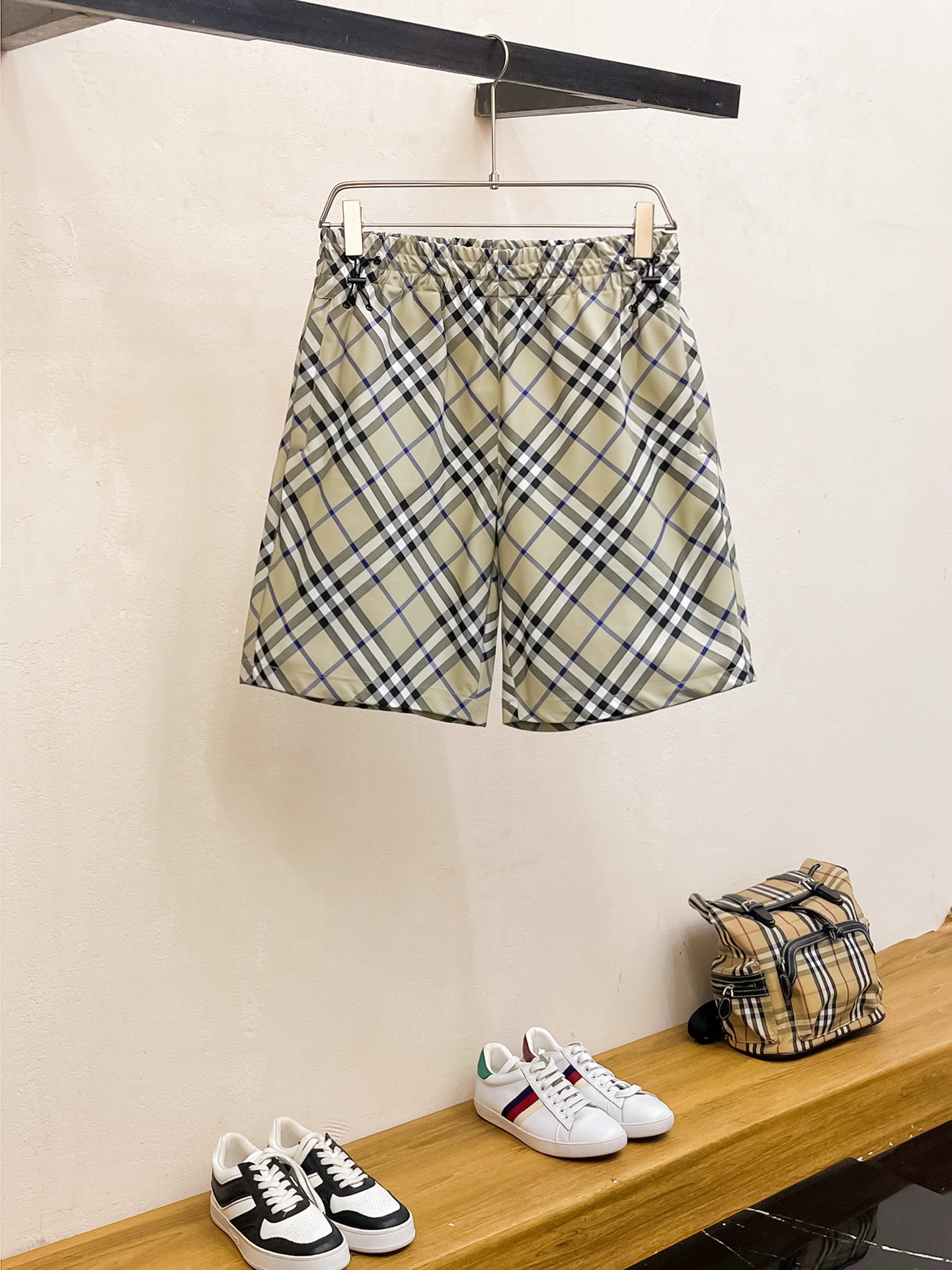 NO:449218,Burberry has complete three standards. 2025 summer new men's casual shorts, high-end custom fabric breathable fabric, extremely breathable, elastic and comfortable, impeccable details, top-level auxiliary materials, original logo design concept, delicate and soft feel!  The upper body style is excellent!  Size M-XXXL order to report height and weight, burberry, shorts, alexander wang19860909巴宝莉 三标齐全 2025夏季新款男士休闲短裤,高级定制面料透气面料 透气弹力舒适度极高,细节无可挑剔,顶级辅料配备,原版logo设计理念,手感细腻柔软！上身版型超赞！尺码M-XXXL下单报身高体重,,burberry,shorts,alexander wang,Men's clothing