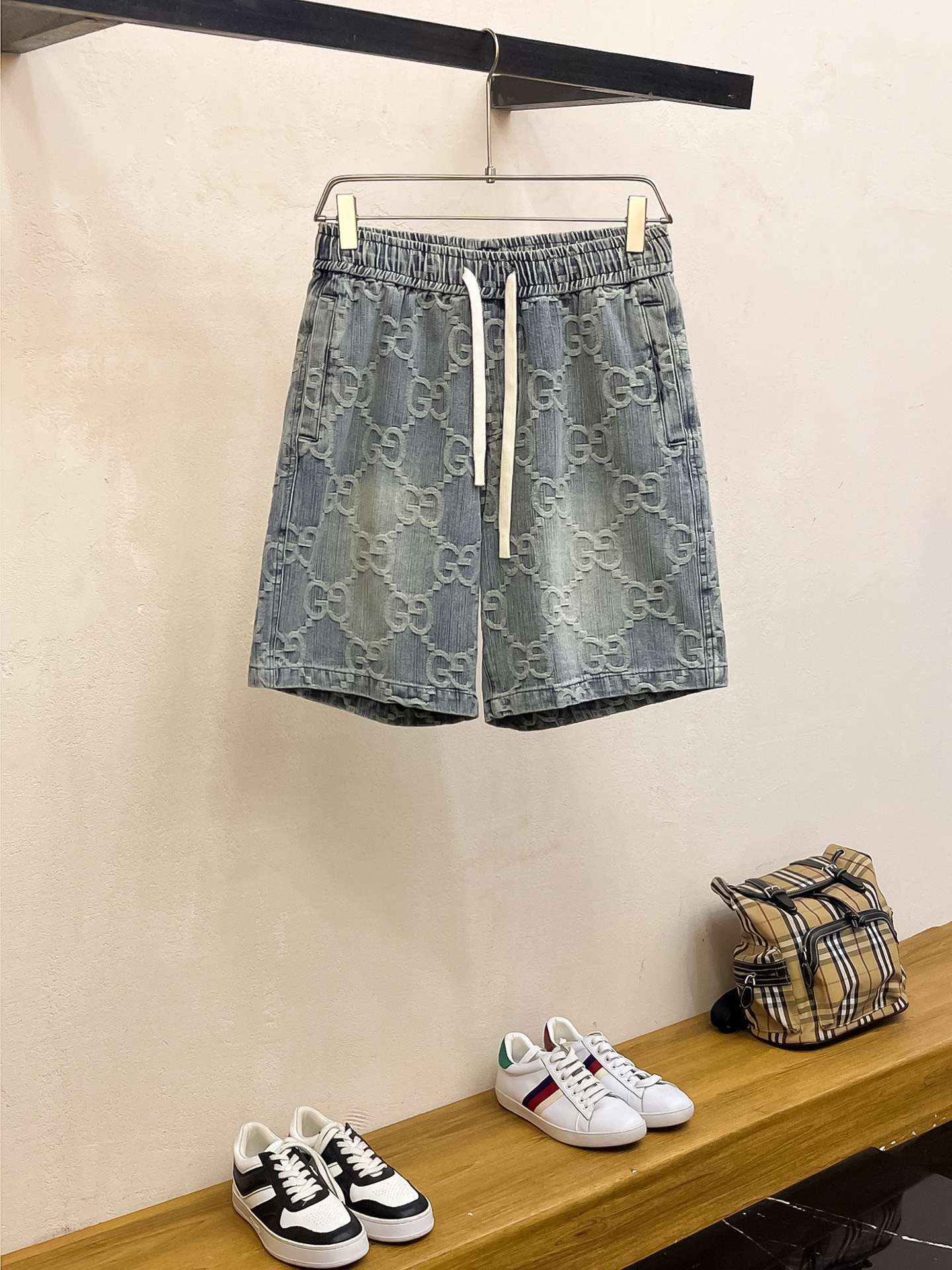 NO:449096,Guqi, complete three standards, 2025 summer new men's casual shorts, high-end custom fabric, breathable fabric, extremely breathable, elastic and comfortable, impeccable details, top-level auxiliary materials, original logo design concept, delicate and soft feel!  The upper body style is excellent!  Size M-XXXL order to report height and weight, shorts, alexander wang19860909古奇 三标齐全 2025夏季新款男士休闲短裤,高级定制面料透气面料 透气弹力舒适度极高,细节无可挑剔,顶级辅料配备,原版logo设计理念,手感细腻柔软！上身版型超赞！尺码M-XXXL下单报身高体重,,shorts,alexander wang,Men's clothing